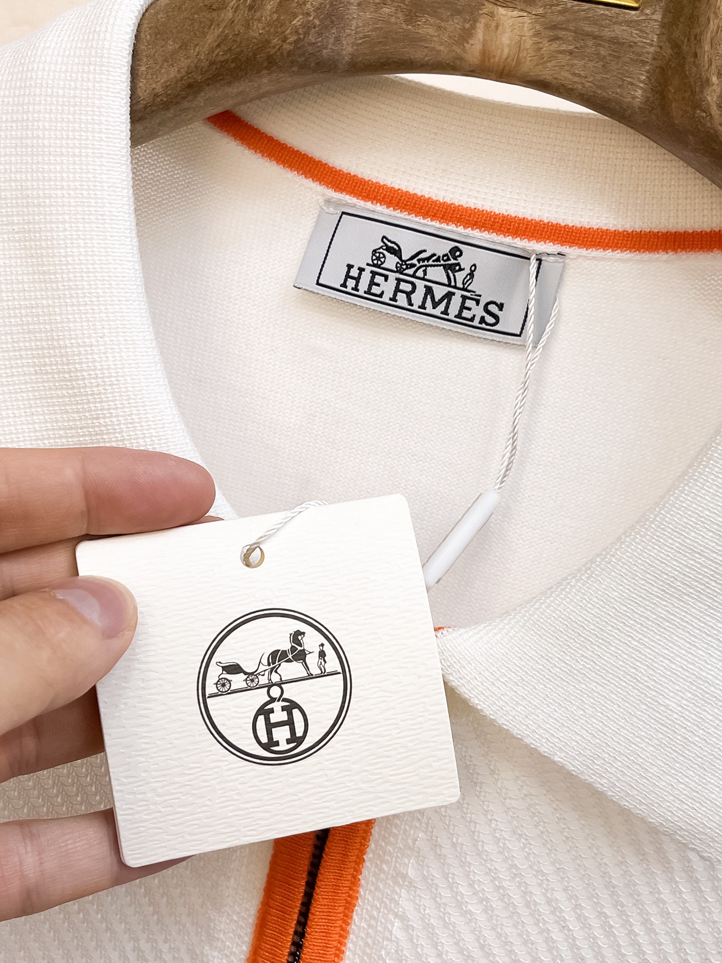 爱马仕 2026春夏新品针织短袖，进口针织面料，手感柔软。顶级进口私货，设计潮流短袖针织衫，不失奢华 品