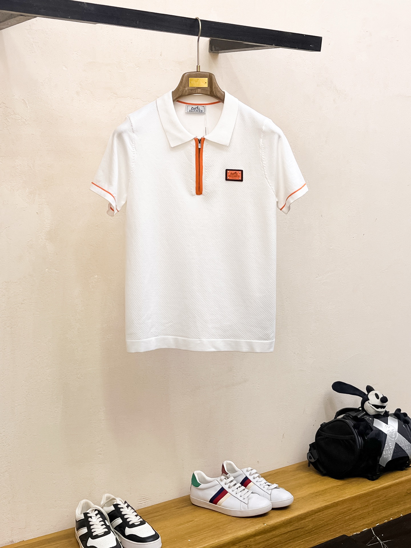 NO:442487,Hermes 2025 spring and summer new product knitted short-sleeved, imported knitted fabric, soft touch. Top imported private goods, design trendy short-sleeved sweaters, without losing luxury. The quality is unquestionable. The upper body effect is excellent, the same as the luxury official website!  Size M-3XL, hermes, T-shirt, alexander wang19860909爱马仕 2025春夏新品针织短袖,进口针织面料,手感柔软.顶级进口私货,设计潮流短袖针织衫,不失奢华 品质毋庸置疑 上身效果超赞,奢华官网同款！尺码M-3XL,,hermes,T-shirt,alexander wang,Men's clothing