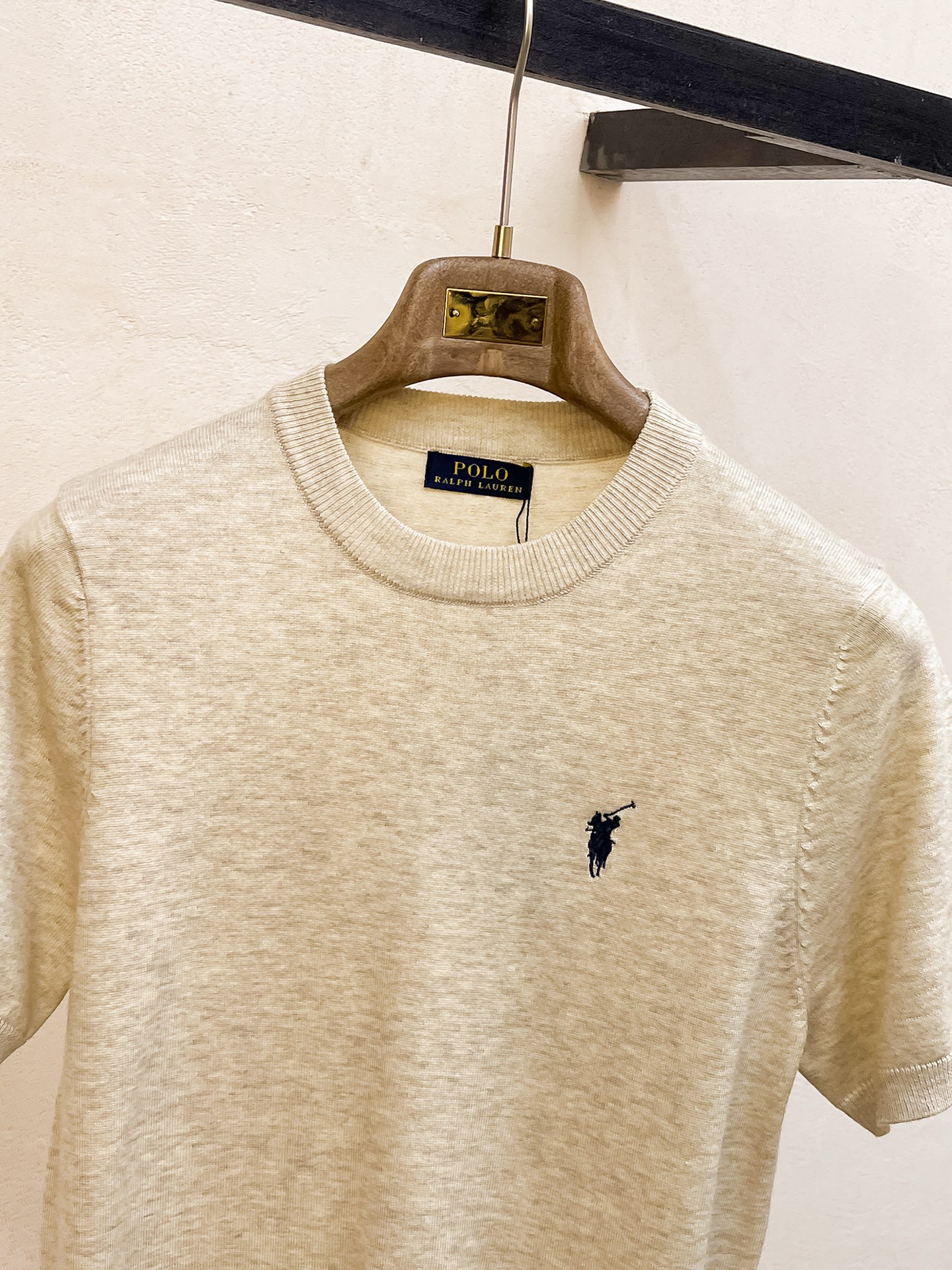 保罗 2026春夏新品针织短袖，进口针织面料，手感柔软。顶级进口私货，设计潮流短袖针织衫，不失奢华 品质