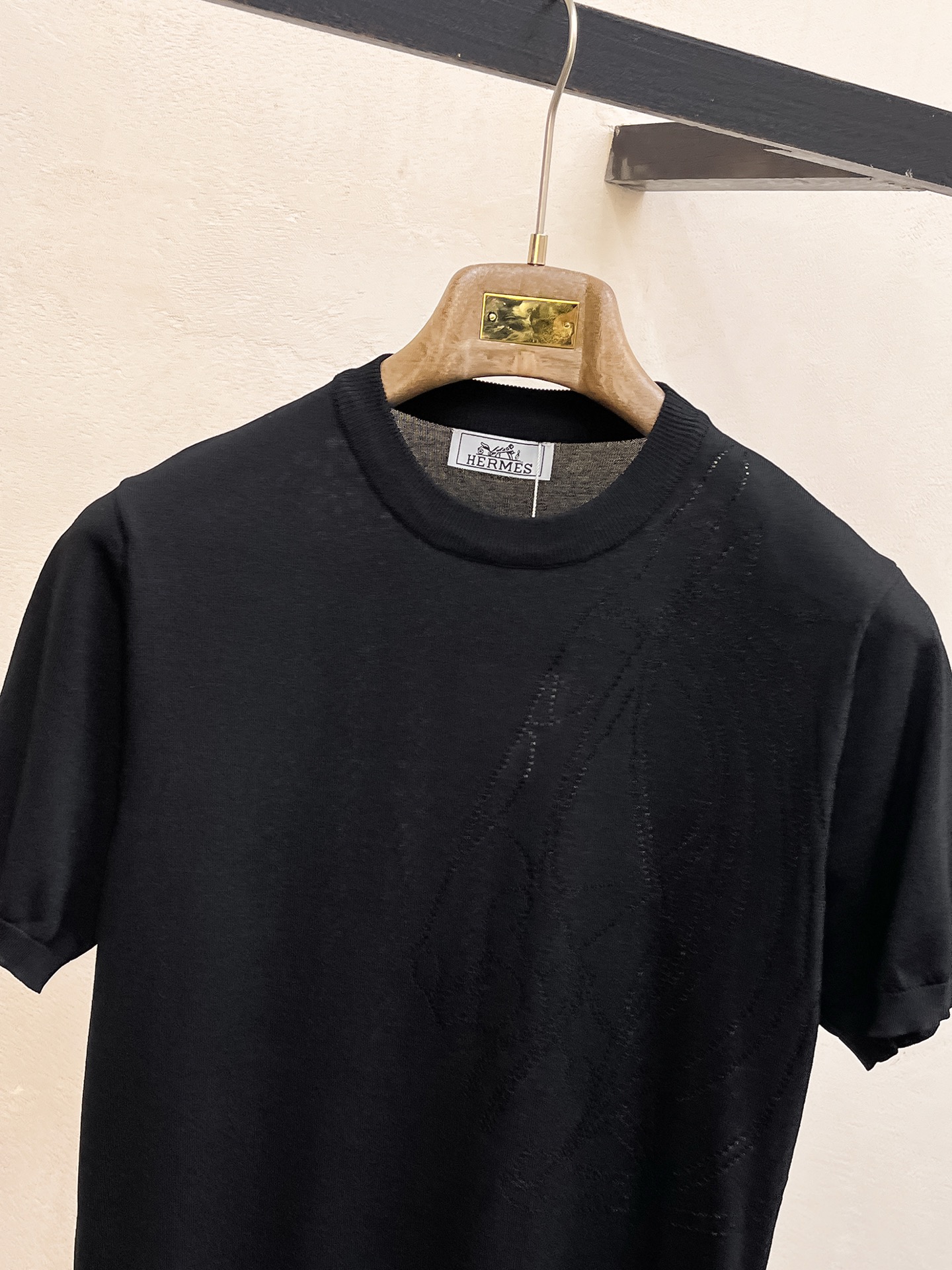 爱马仕 2026春夏新品针织短袖，进口针织面料，手感柔软。顶级进口私货，设计潮流短袖针织衫，不失奢华 品