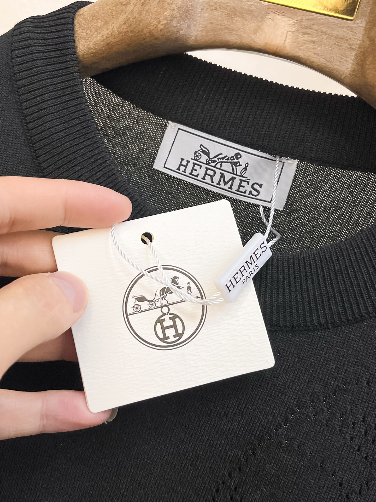 爱马仕 2026春夏新品针织短袖，进口针织面料，手感柔软。顶级进口私货，设计潮流短袖针织衫，不失奢华 品