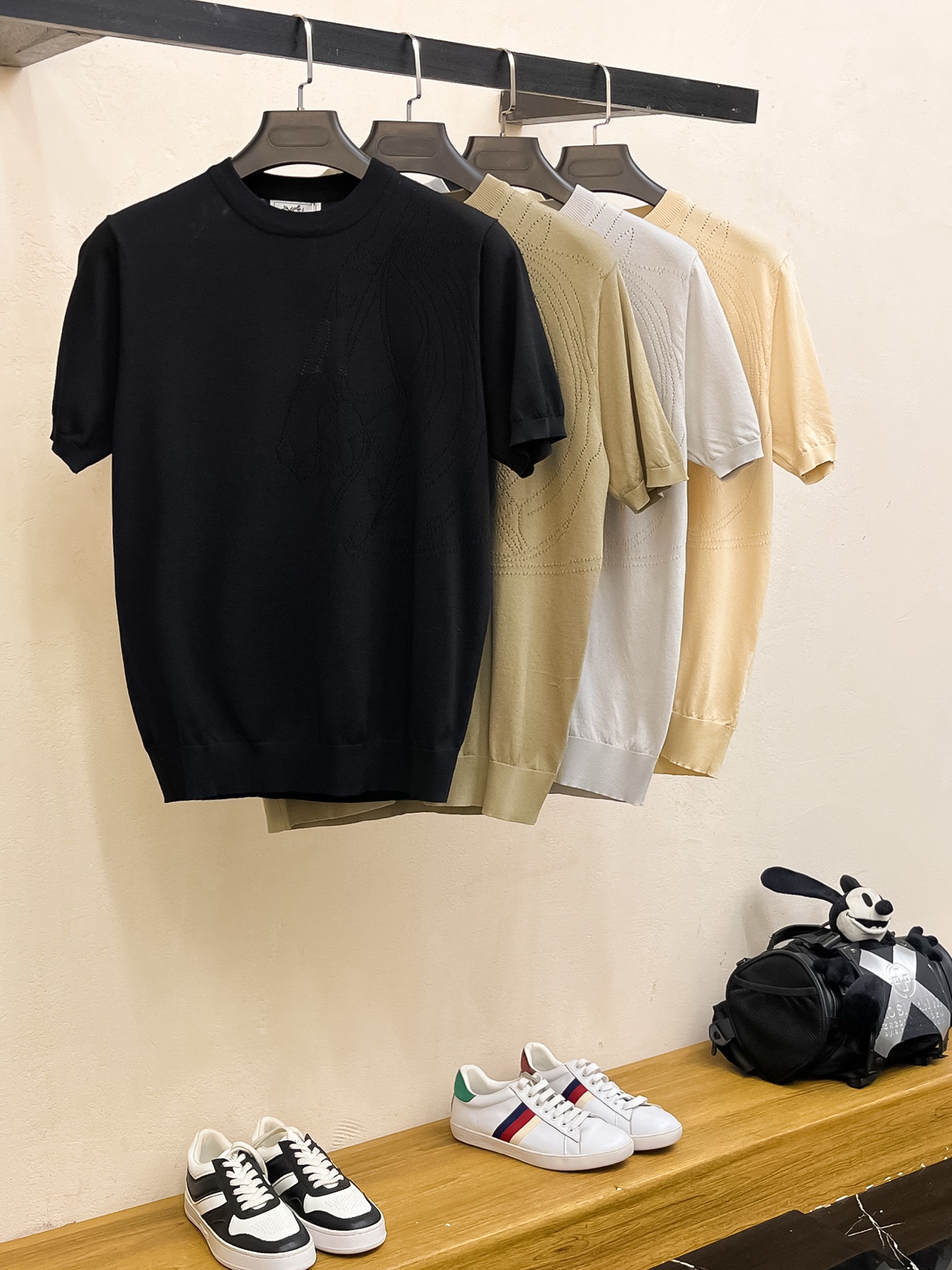 爱马仕 2026春夏新品针织短袖，进口针织面料，手感柔软。顶级进口私货，设计潮流短袖针织衫，不失奢华 品