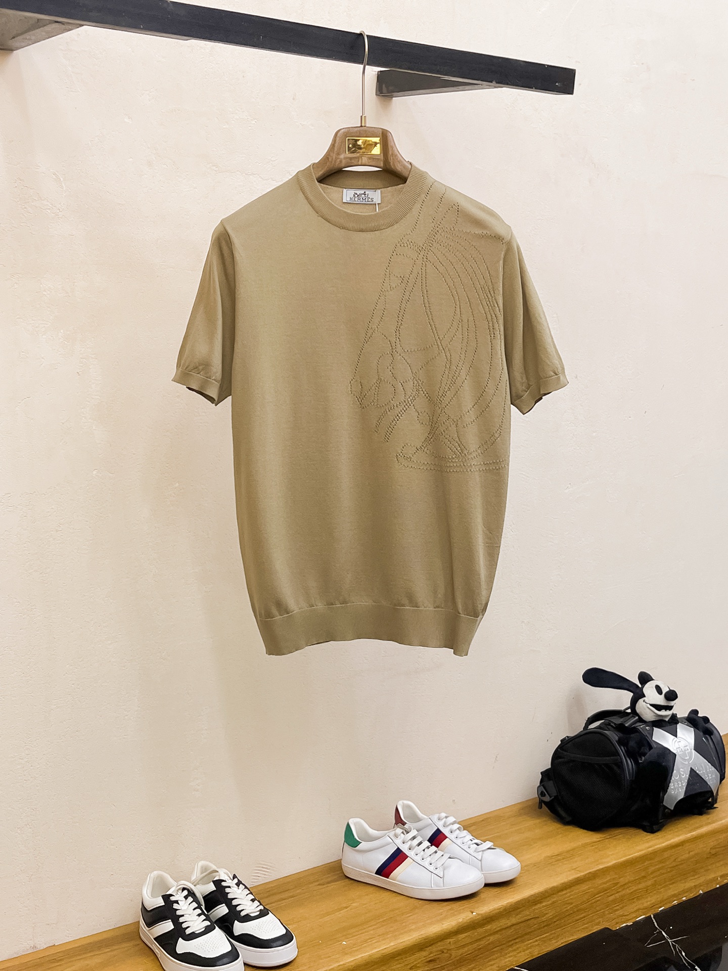 爱马仕 2026春夏新品针织短袖，进口针织面料，手感柔软。顶级进口私货，设计潮流短袖针织衫，不失奢华 品