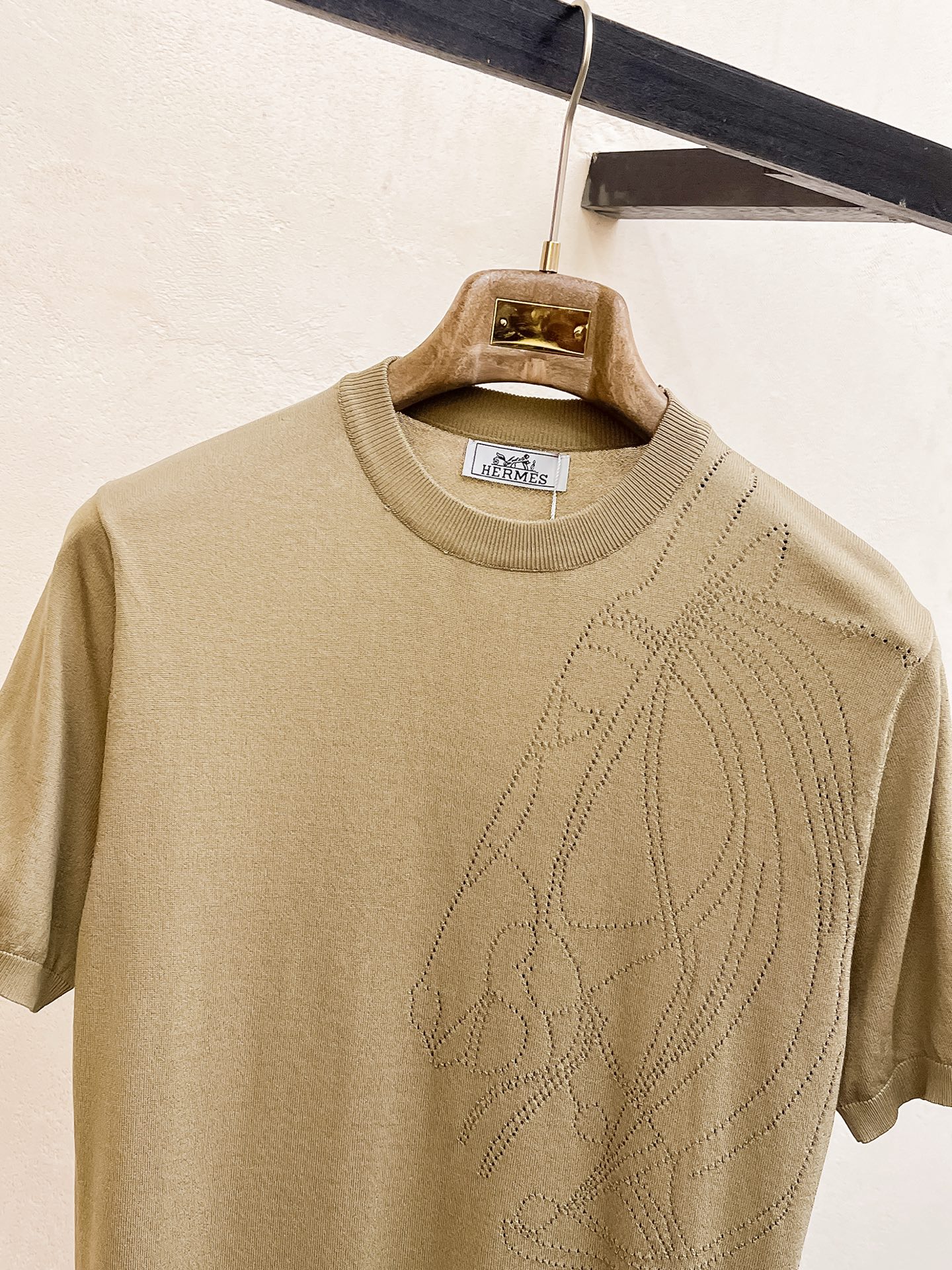 爱马仕 2026春夏新品针织短袖，进口针织面料，手感柔软。顶级进口私货，设计潮流短袖针织衫，不失奢华 品