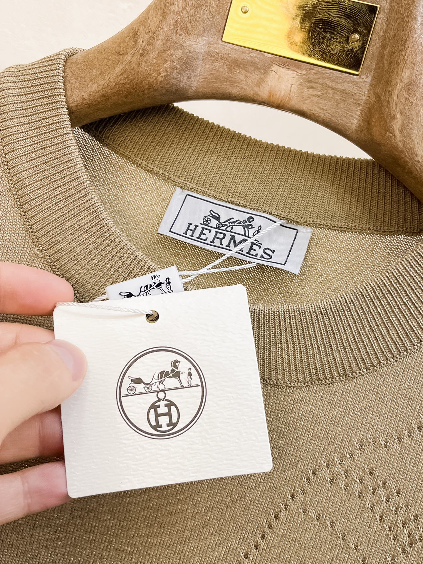 爱马仕 2026春夏新品针织短袖，进口针织面料，手感柔软。顶级进口私货，设计潮流短袖针织衫，不失奢华 品