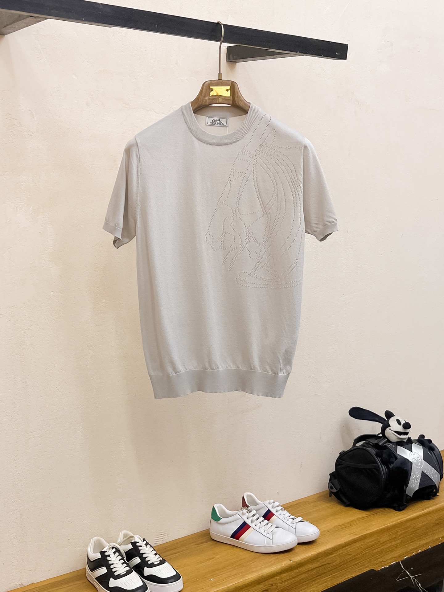 爱马仕 2026春夏新品针织短袖，进口针织面料，手感柔软。顶级进口私货，设计潮流短袖针织衫，不失奢华 品