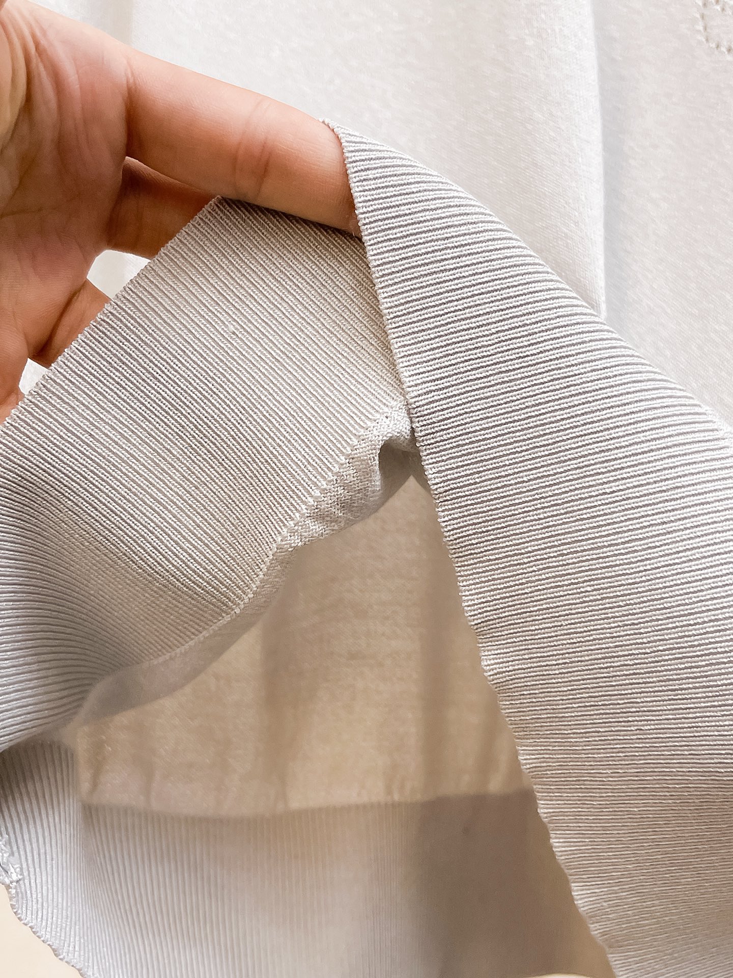 爱马仕 2026春夏新品针织短袖，进口针织面料，手感柔软。顶级进口私货，设计潮流短袖针织衫，不失奢华 品