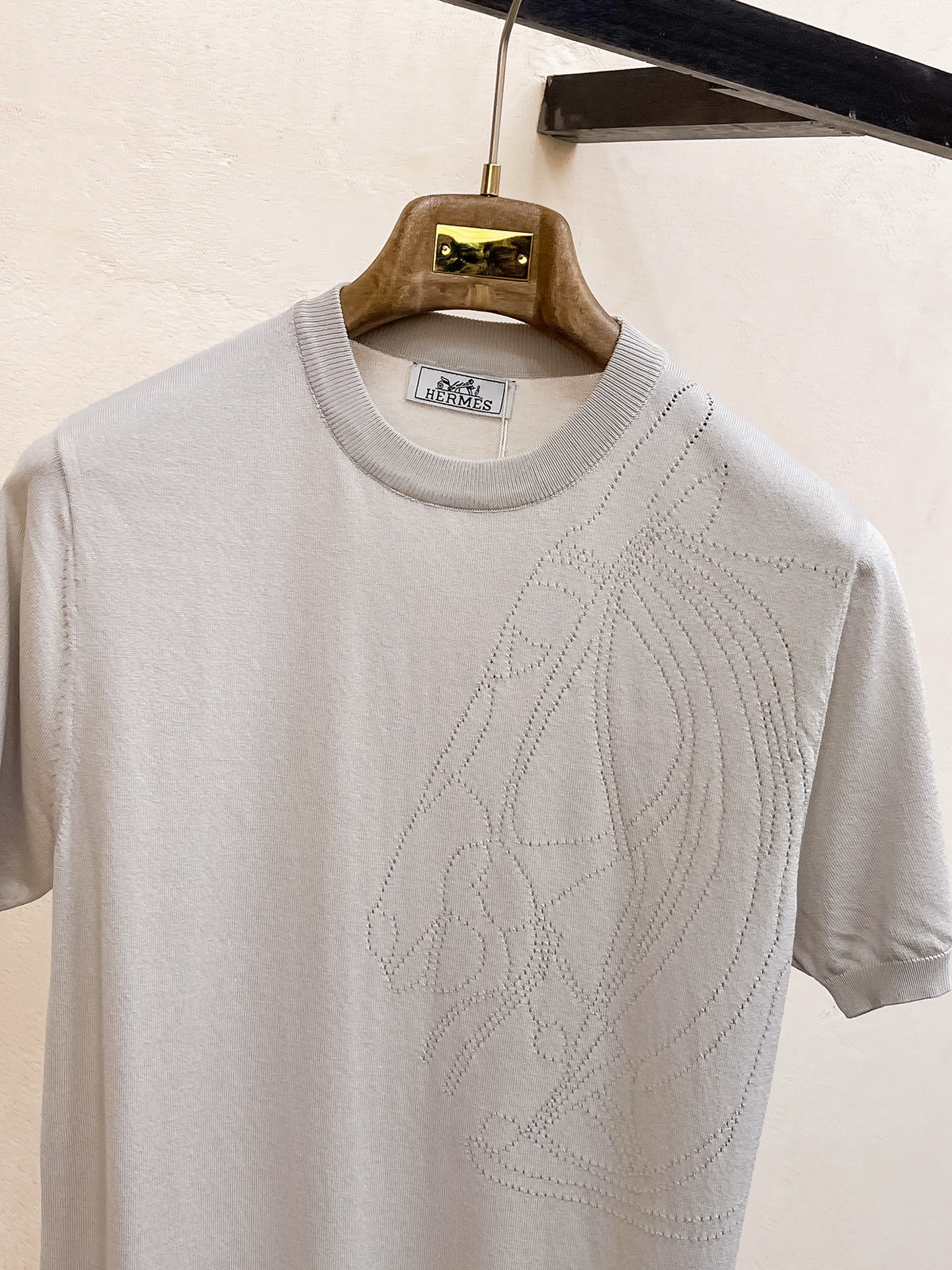 爱马仕 2026春夏新品针织短袖，进口针织面料，手感柔软。顶级进口私货，设计潮流短袖针织衫，不失奢华 品