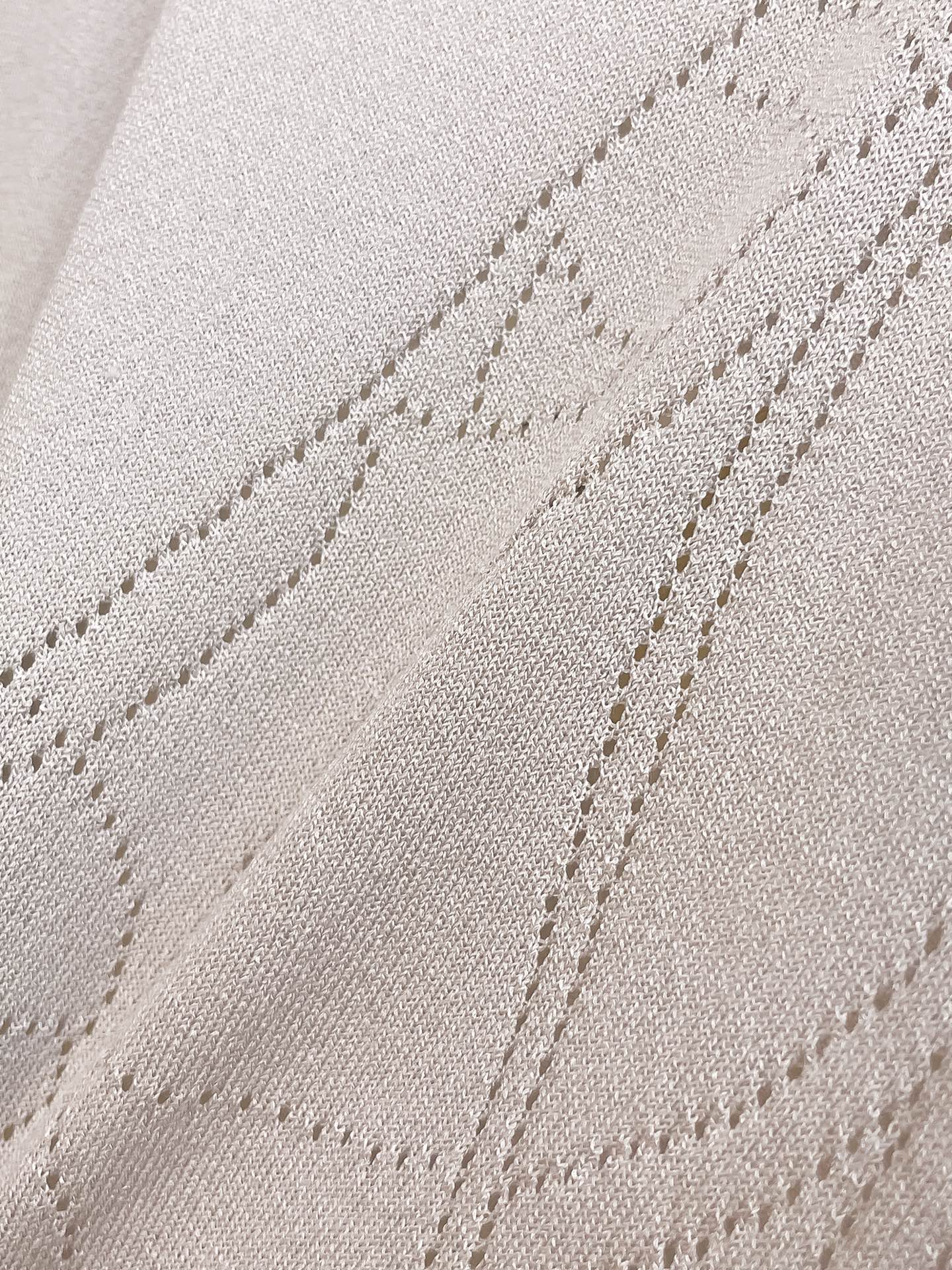 爱马仕 2026春夏新品针织短袖，进口针织面料，手感柔软。顶级进口私货，设计潮流短袖针织衫，不失奢华 品