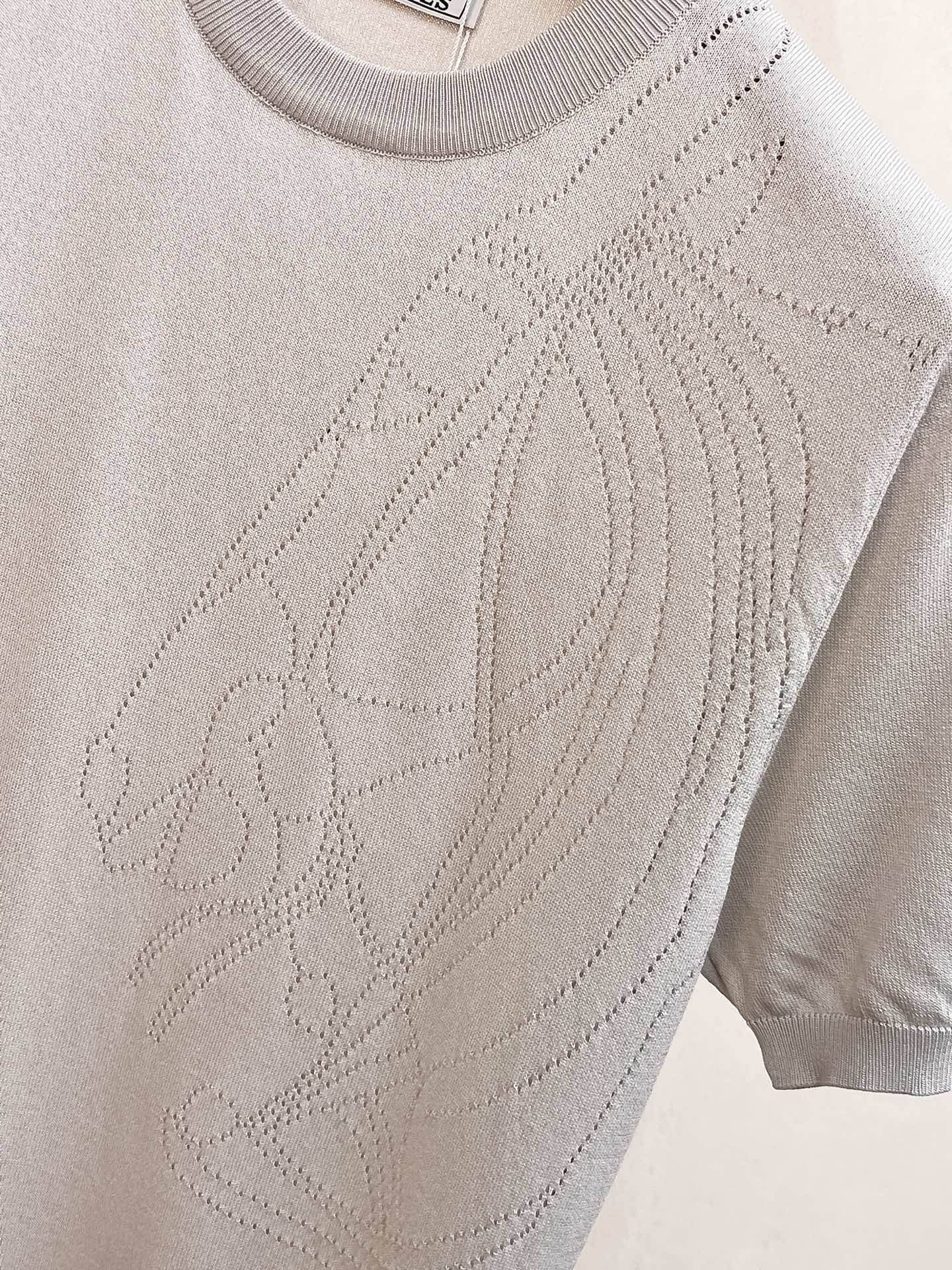 爱马仕 2026春夏新品针织短袖，进口针织面料，手感柔软。顶级进口私货，设计潮流短袖针织衫，不失奢华 品