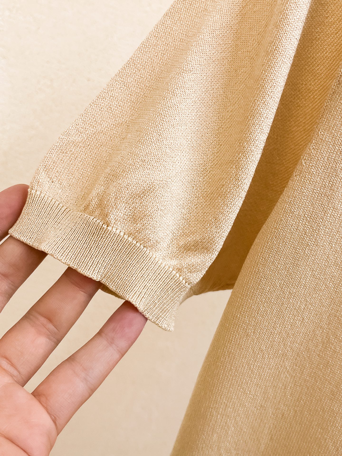 爱马仕 2026春夏新品针织短袖，进口针织面料，手感柔软。顶级进口私货，设计潮流短袖针织衫，不失奢华 品