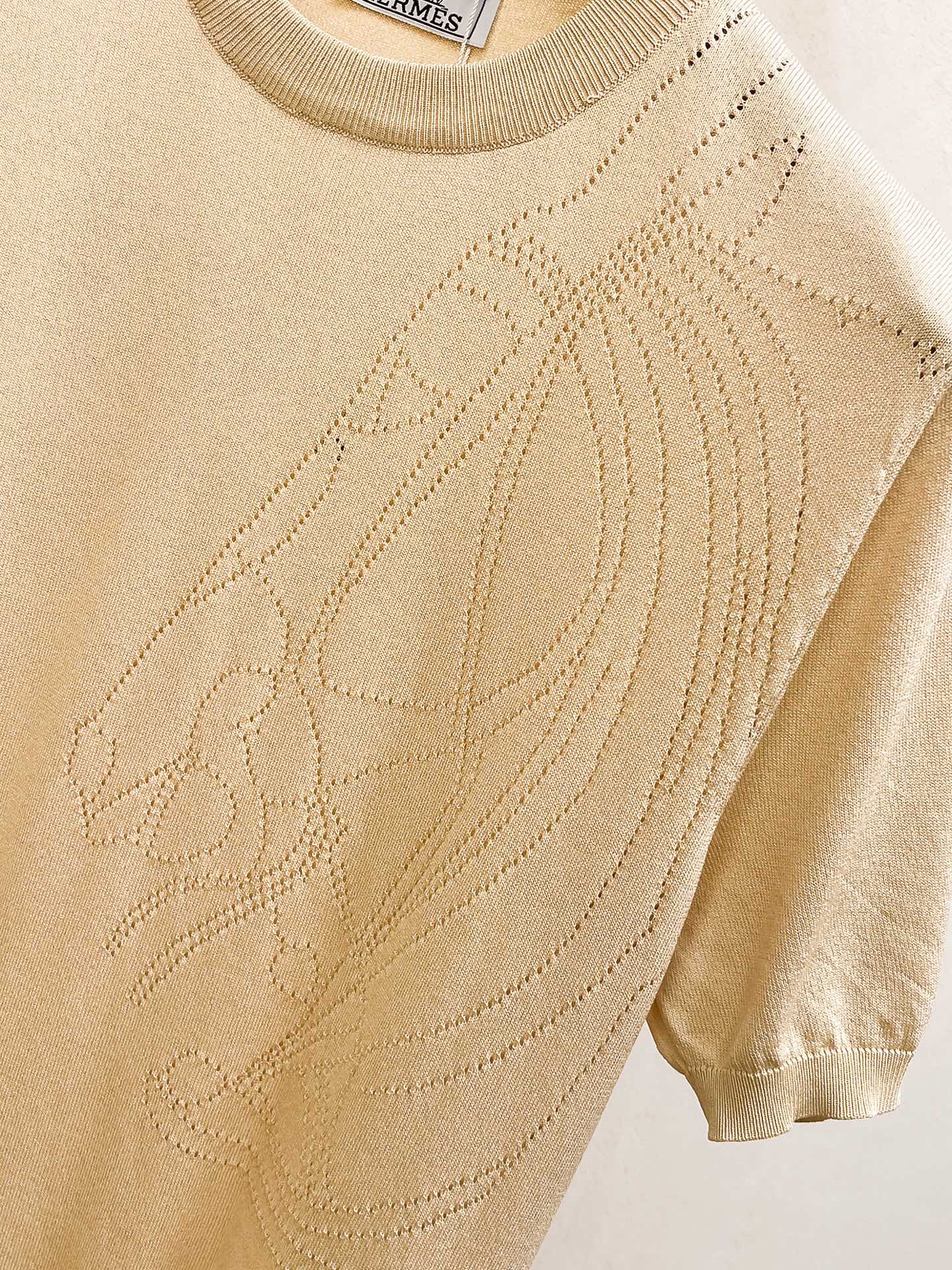 爱马仕 2026春夏新品针织短袖，进口针织面料，手感柔软。顶级进口私货，设计潮流短袖针织衫，不失奢华 品