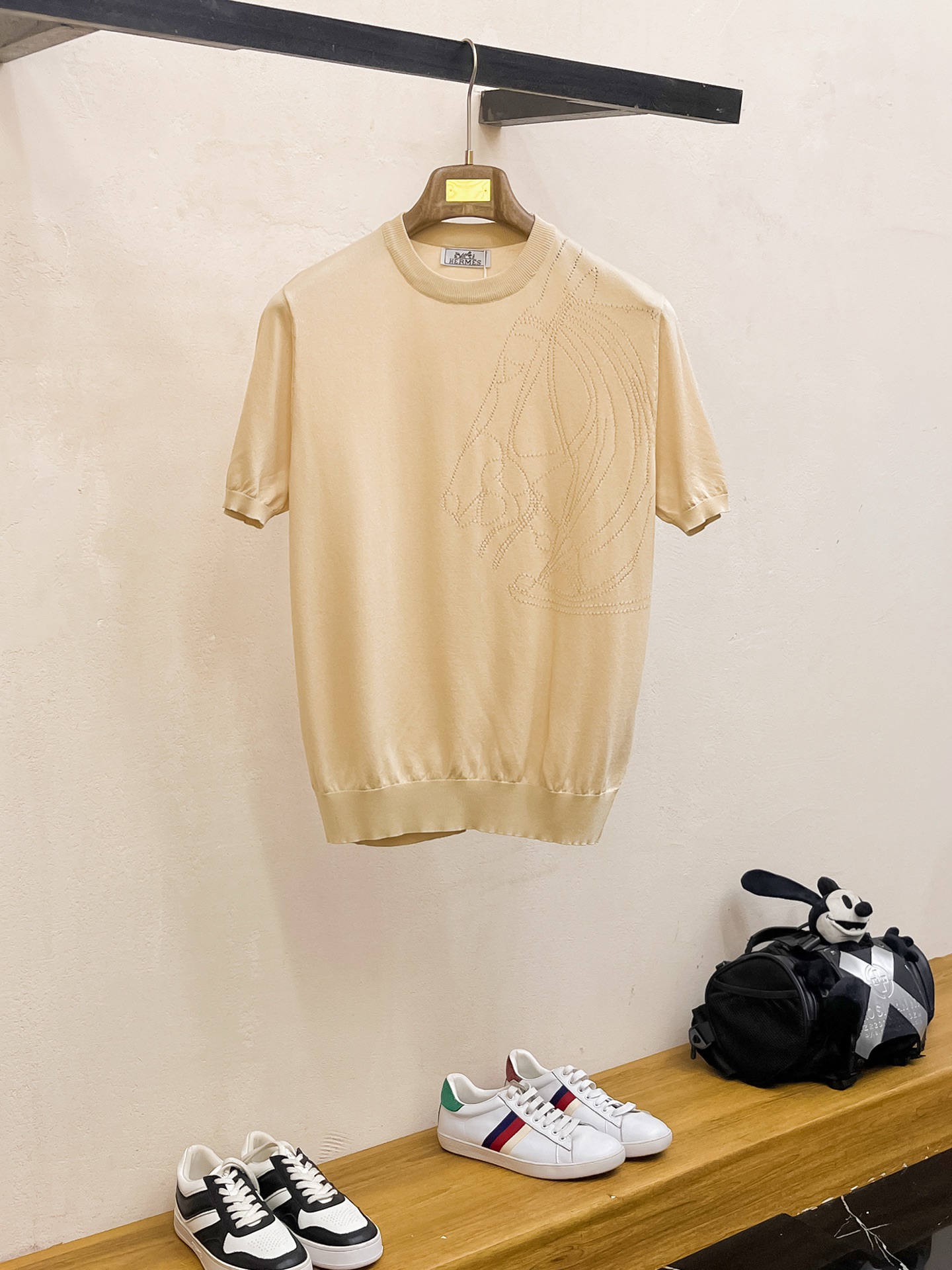 爱马仕 2026春夏新品针织短袖，进口针织面料，手感柔软。顶级进口私货，设计潮流短袖针织衫，不失奢华 品