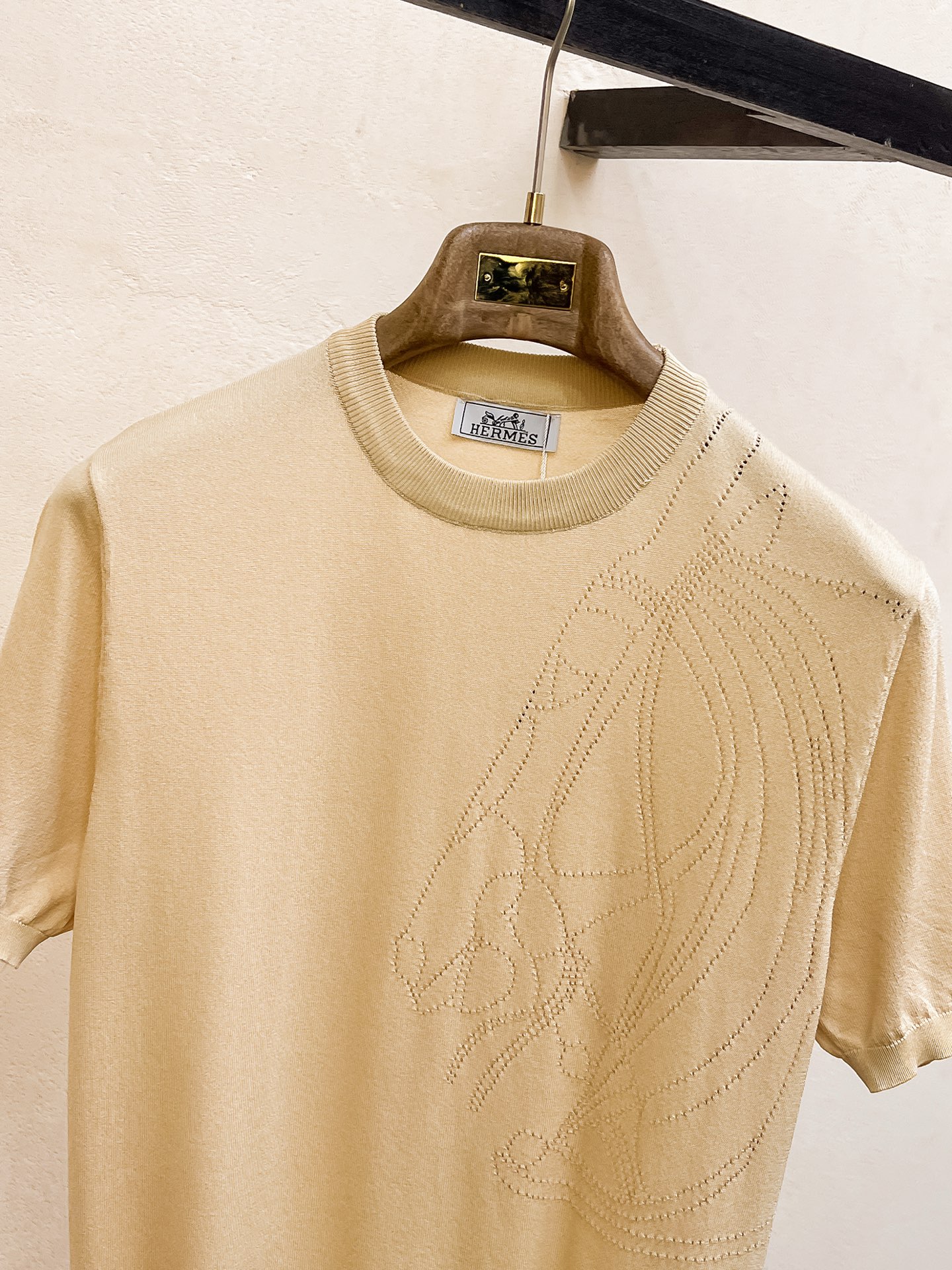 爱马仕 2026春夏新品针织短袖，进口针织面料，手感柔软。顶级进口私货，设计潮流短袖针织衫，不失奢华 品