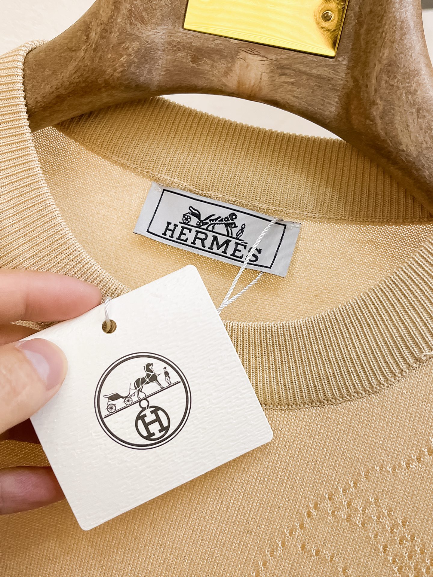 爱马仕 2026春夏新品针织短袖，进口针织面料，手感柔软。顶级进口私货，设计潮流短袖针织衫，不失奢华 品