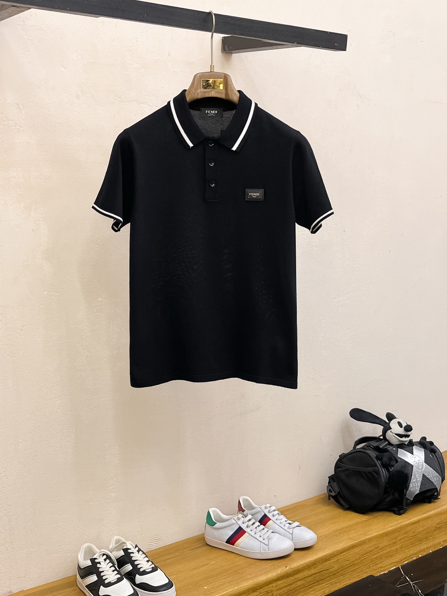 NO:442415,Fendi 2025 spring and summer new product knitted short-sleeved sleeves, imported knitted fabrics, soft touch. Top imported private goods, design trendy short-sleeved sweaters, without losing luxury. The quality is unquestionable. The upper body effect is excellent, the same as the luxury official website!  Size M-3XL, fendi, T-shirt, alexander wang19860909芬迪 2025春夏新品针织短袖,进口针织面料,手感柔软.顶级进口私货,设计潮流短袖针织衫,不失奢华 品质毋庸置疑 上身效果超赞,奢华官网同款！尺码M-3XL,,fendi,T-shirt,alexander wang,Men's clothing