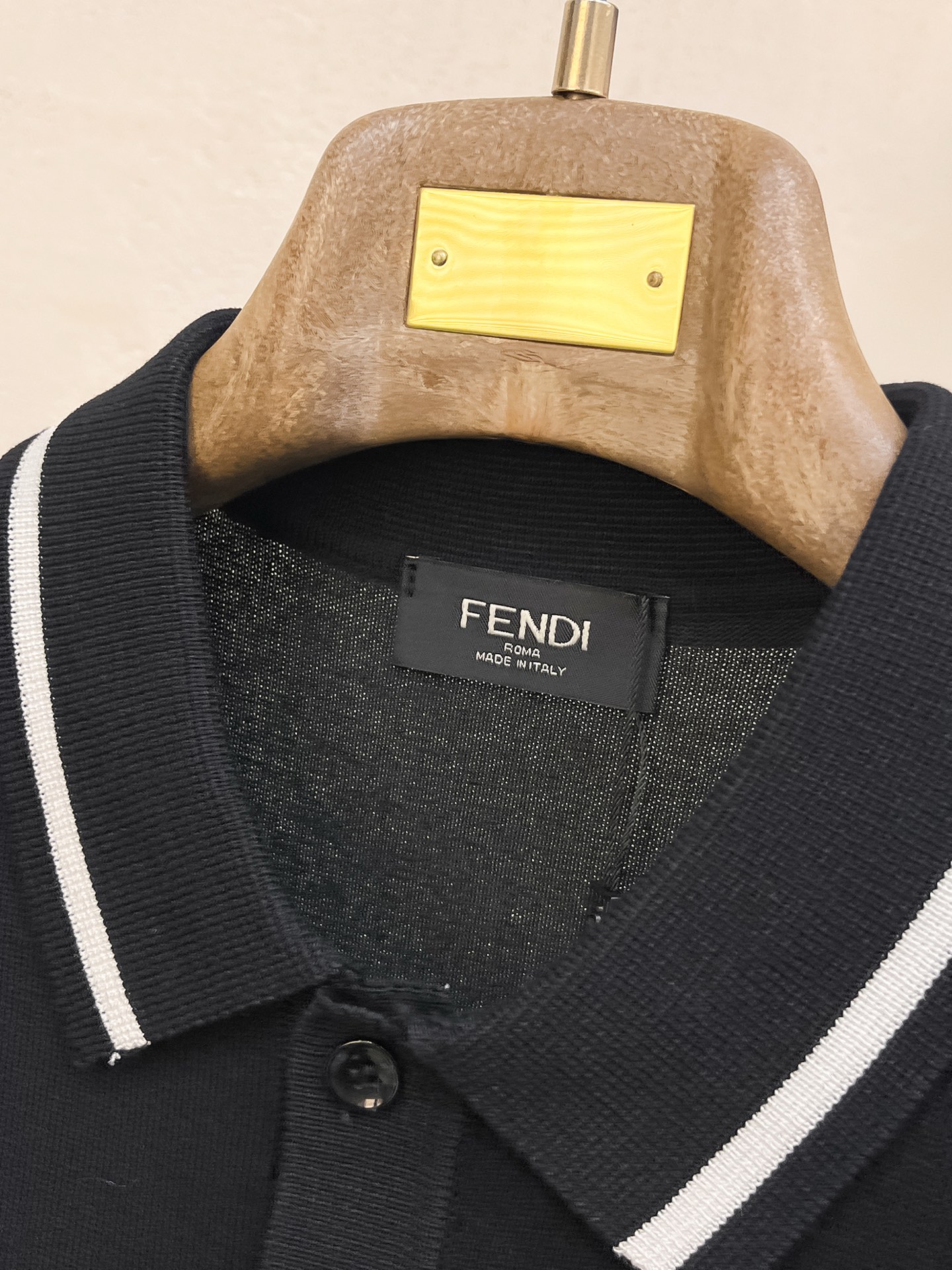 芬迪 2026春夏新品针织短袖，进口针织面料，手感柔软。顶级进口私货，设计潮流短袖针织衫，不失奢华 品质