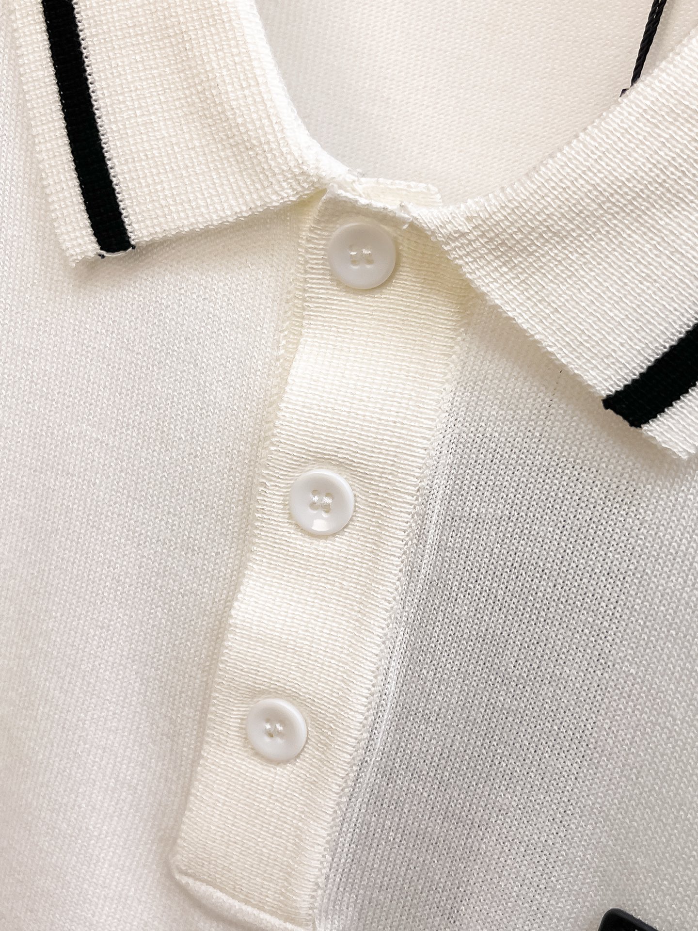 芬迪 2026春夏新品针织短袖，进口针织面料，手感柔软。顶级进口私货，设计潮流短袖针织衫，不失奢华 品质