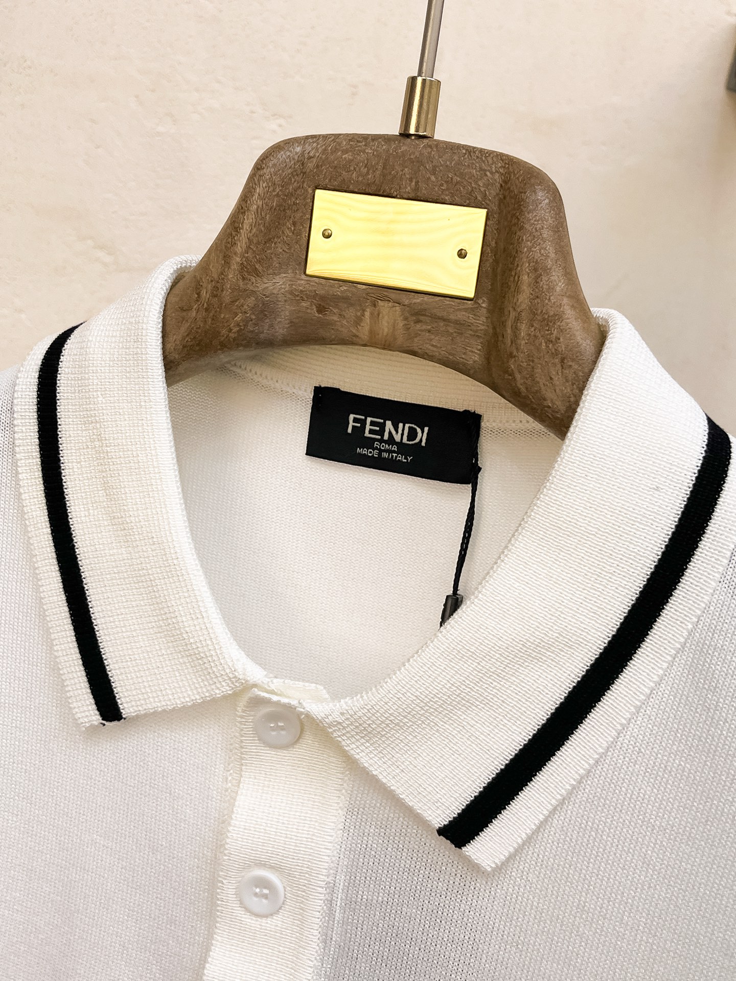 芬迪 2026春夏新品针织短袖，进口针织面料，手感柔软。顶级进口私货，设计潮流短袖针织衫，不失奢华 品质