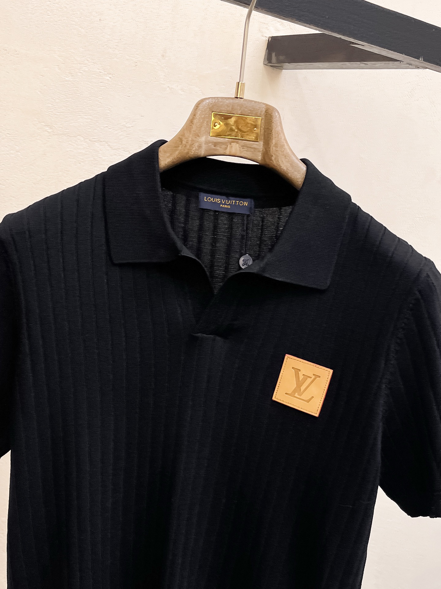 LV 2026春夏新品针织短袖，进口针织面料，手感柔软。顶级进口私货，设计潮流短袖针织衫，不失奢华 品质