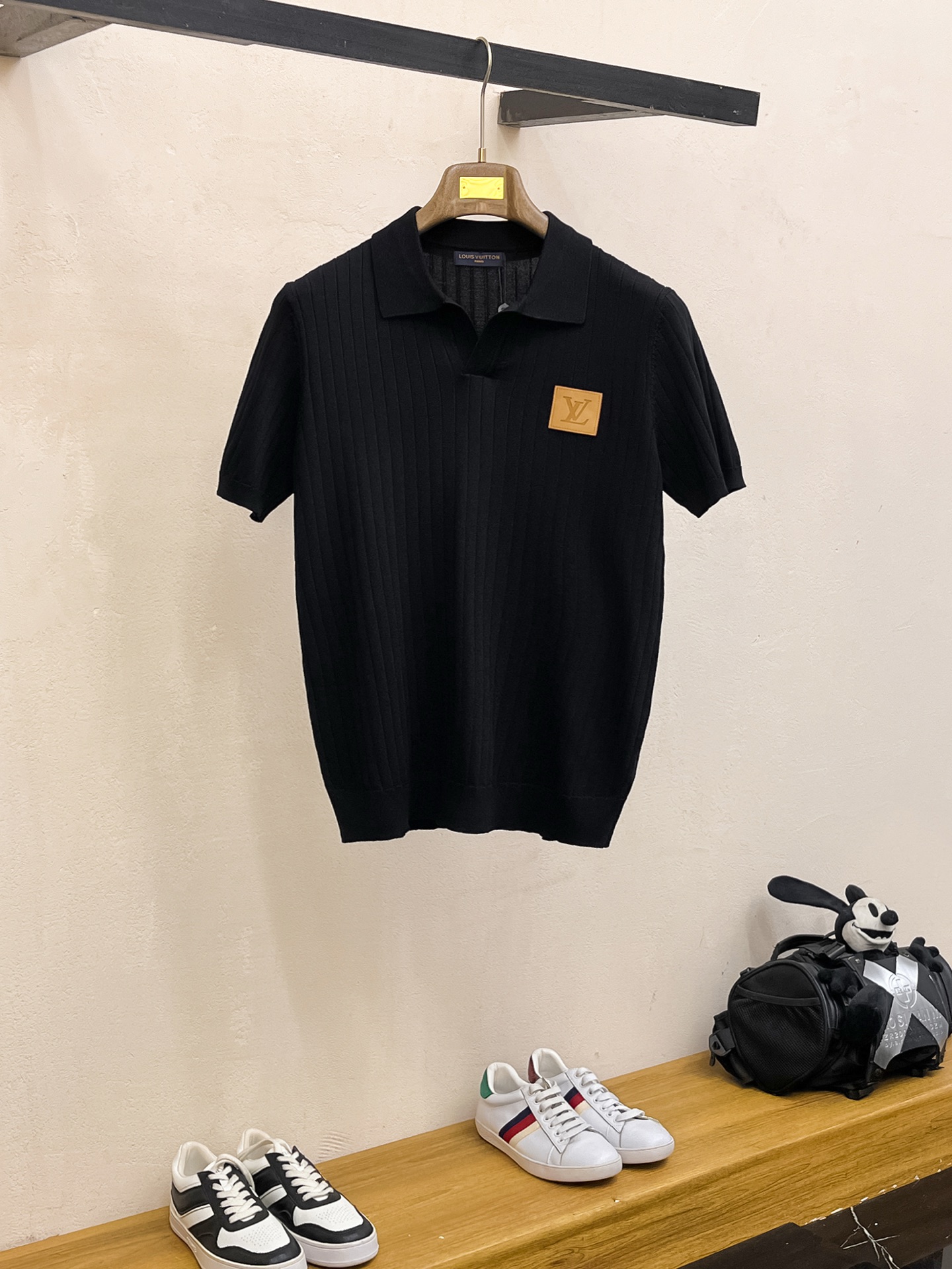 NO:442482,LV 2025 spring and summer new product knitted short-sleeved, imported knitted fabric, soft touch. Top imported private goods, design trendy short-sleeved sweaters, without losing luxury. The quality is unquestionable. The upper body effect is excellent, the same as the luxury official website!  Size M-3XL, louis vuitton, T-shirt, alexander wang19860909LV 2025春夏新品针织短袖,进口针织面料,手感柔软.顶级进口私货,设计潮流短袖针织衫,不失奢华 品质毋庸置疑 上身效果超赞,奢华官网同款！尺码M-3XL,,louis vuitton,T-shirt,alexander wang,Men's clothing