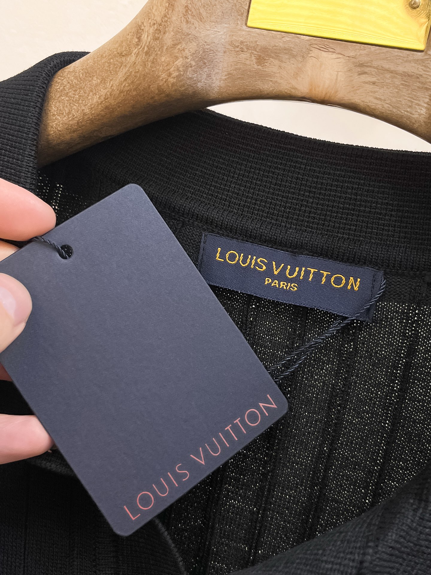 LV 2026春夏新品针织短袖，进口针织面料，手感柔软。顶级进口私货，设计潮流短袖针织衫，不失奢华 品质