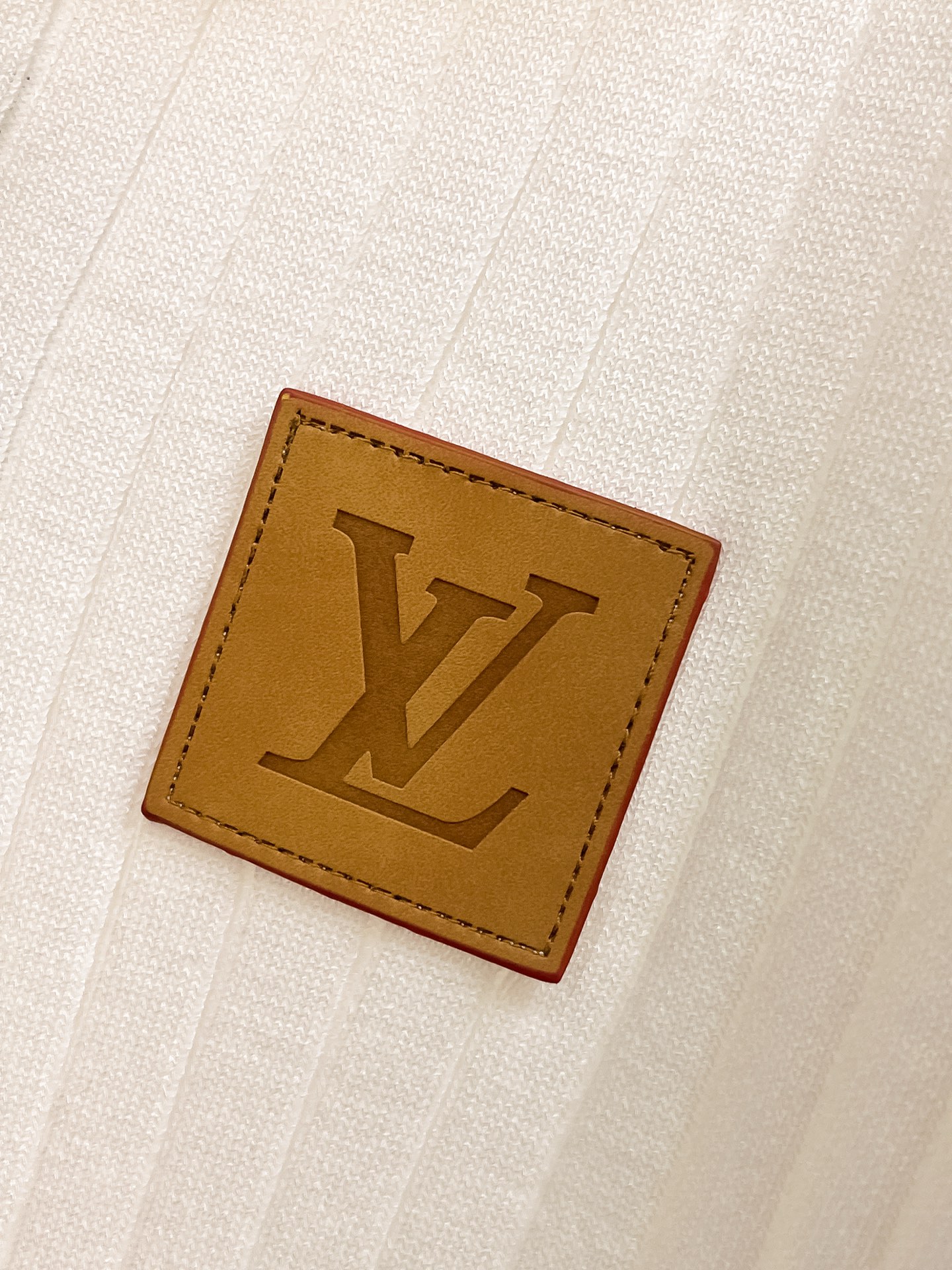 LV 2026春夏新品针织短袖，进口针织面料，手感柔软。顶级进口私货，设计潮流短袖针织衫，不失奢华 品质