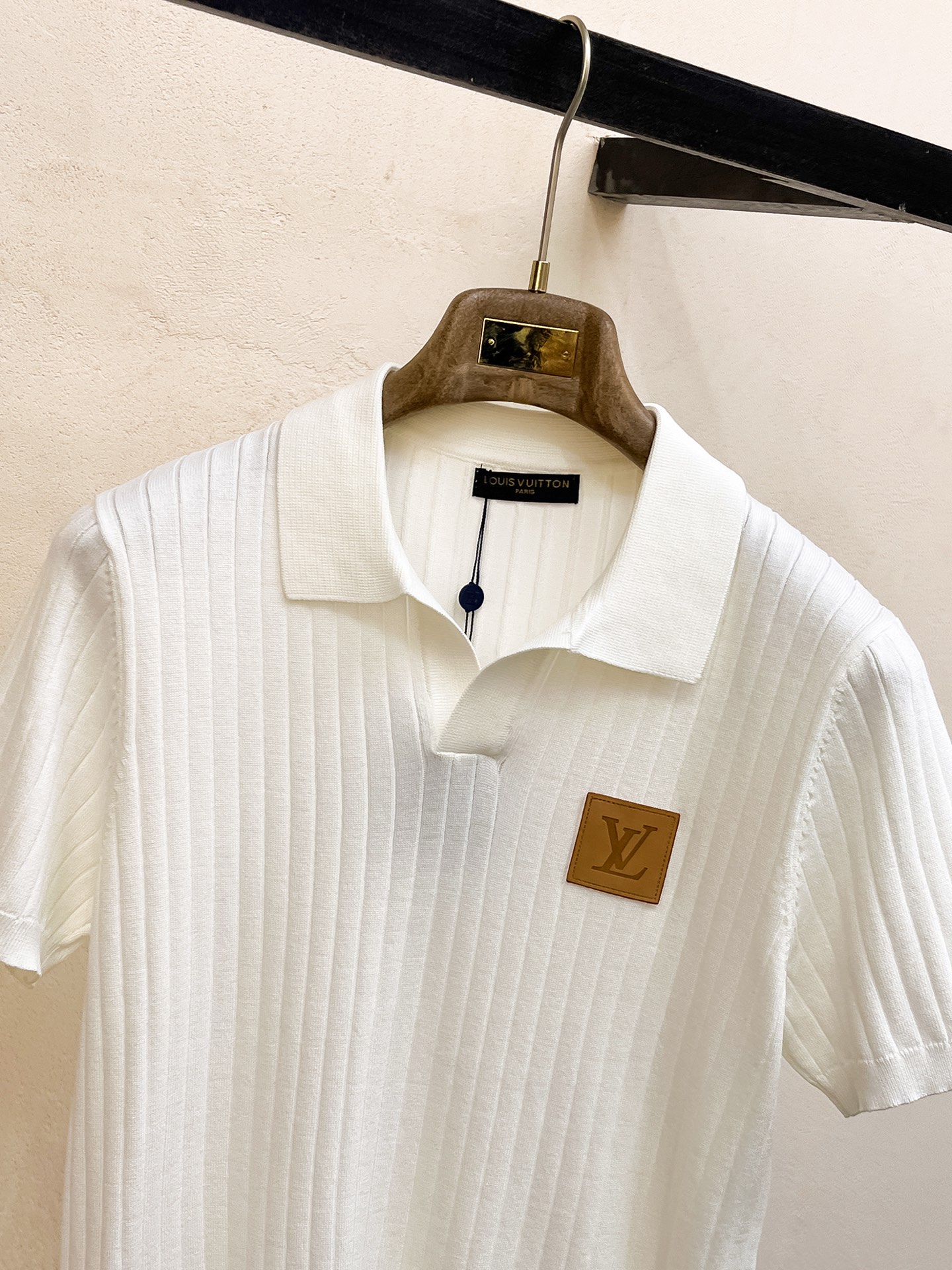 LV 2026春夏新品针织短袖，进口针织面料，手感柔软。顶级进口私货，设计潮流短袖针织衫，不失奢华 品质