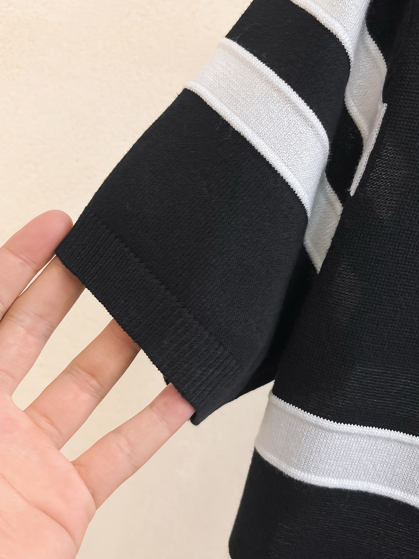 普拉达 2026春夏新品针织短袖，进口针织面料，手感柔软。顶级进口私货，设计潮流短袖针织衫，不失奢华 品