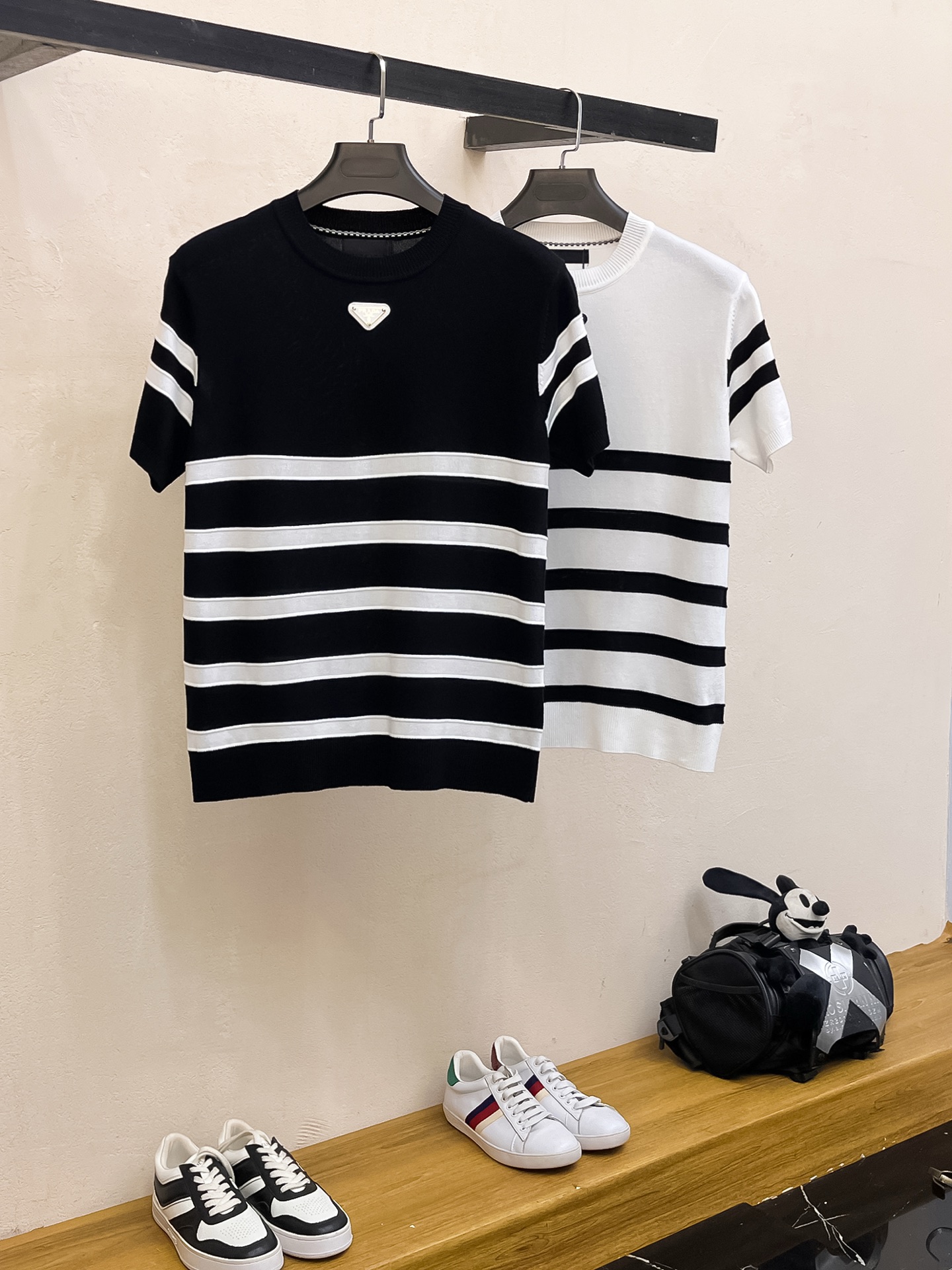 普拉达 2026春夏新品针织短袖，进口针织面料，手感柔软。顶级进口私货，设计潮流短袖针织衫，不失奢华 品