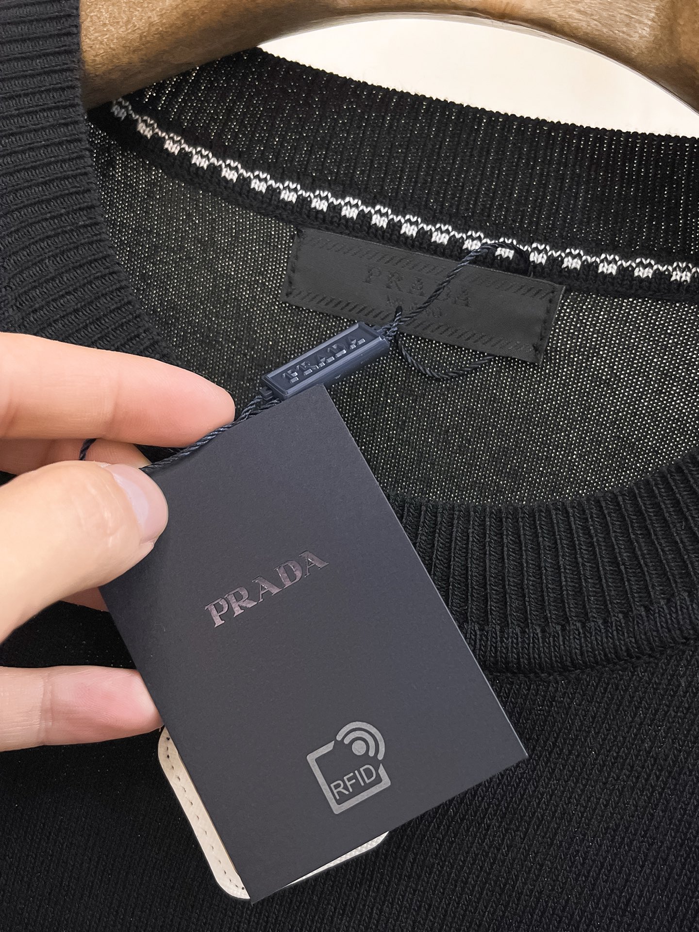 普拉达 2026春夏新品针织短袖，进口针织面料，手感柔软。顶级进口私货，设计潮流短袖针织衫，不失奢华 品