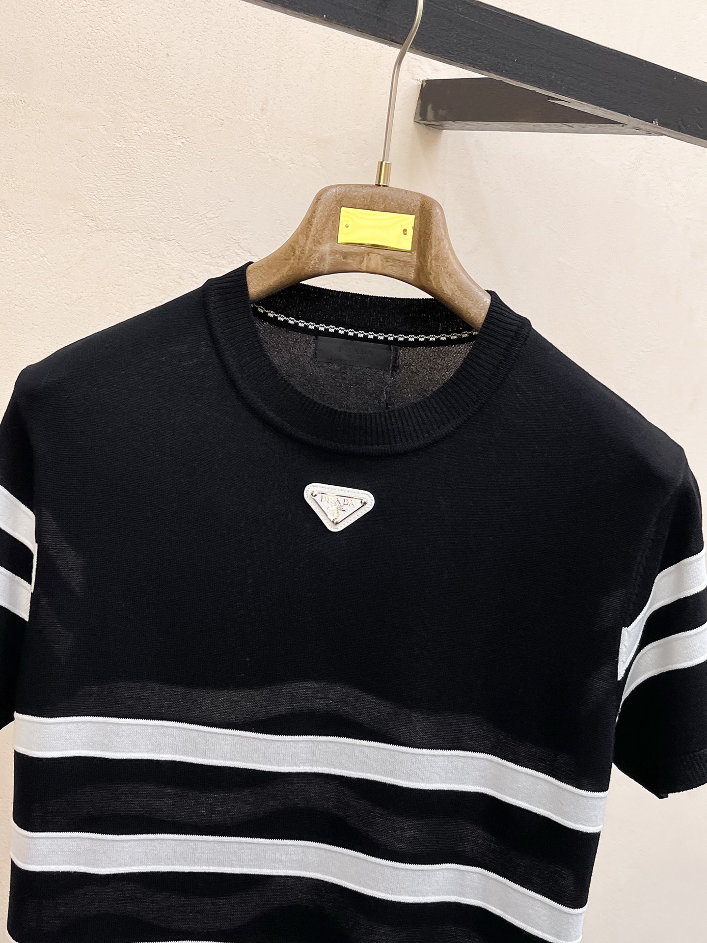 普拉达 2026春夏新品针织短袖，进口针织面料，手感柔软。顶级进口私货，设计潮流短袖针织衫，不失奢华 品