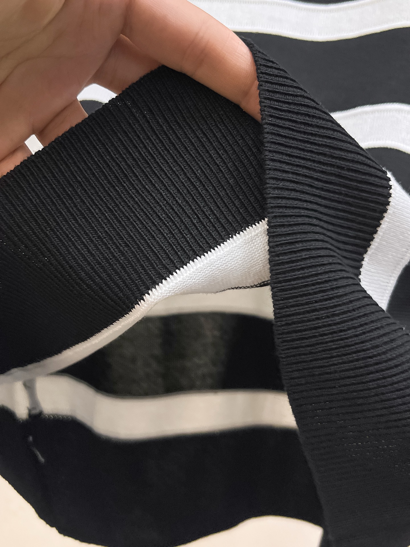 普拉达 2026春夏新品针织短袖，进口针织面料，手感柔软。顶级进口私货，设计潮流短袖针织衫，不失奢华 品