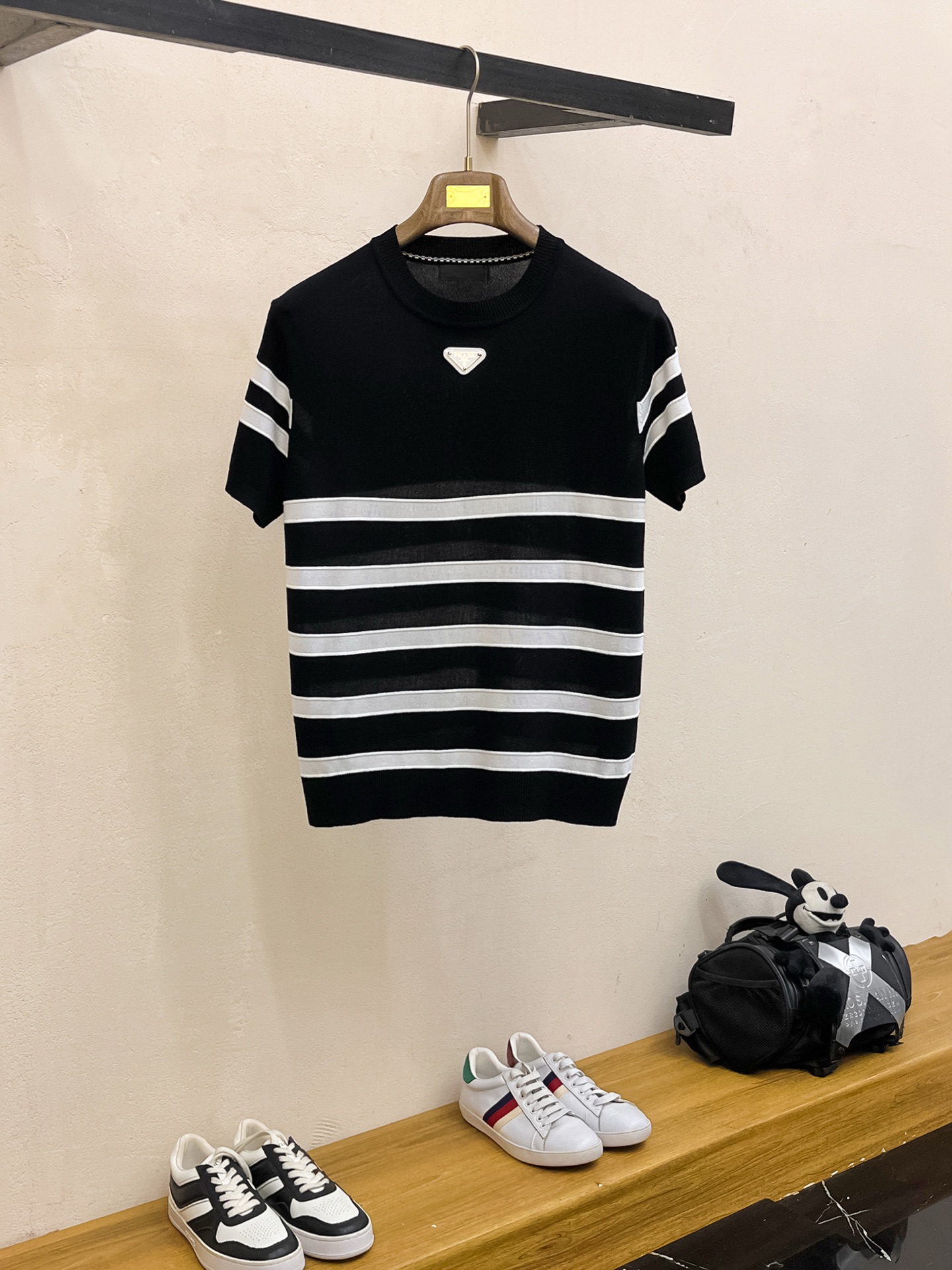 普拉达 2026春夏新品针织短袖，进口针织面料，手感柔软。顶级进口私货，设计潮流短袖针织衫，不失奢华 品