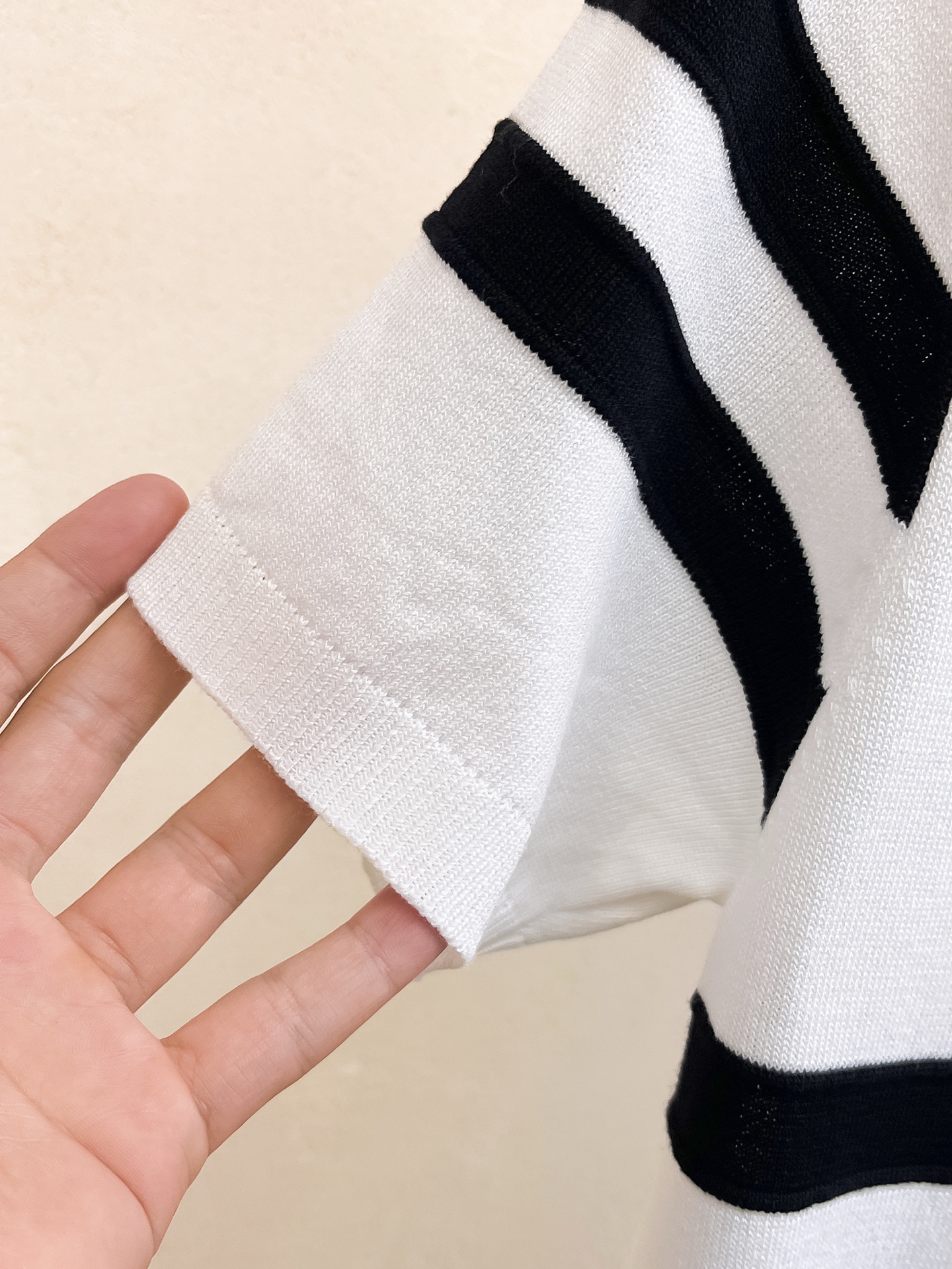 普拉达 2026春夏新品针织短袖，进口针织面料，手感柔软。顶级进口私货，设计潮流短袖针织衫，不失奢华 品