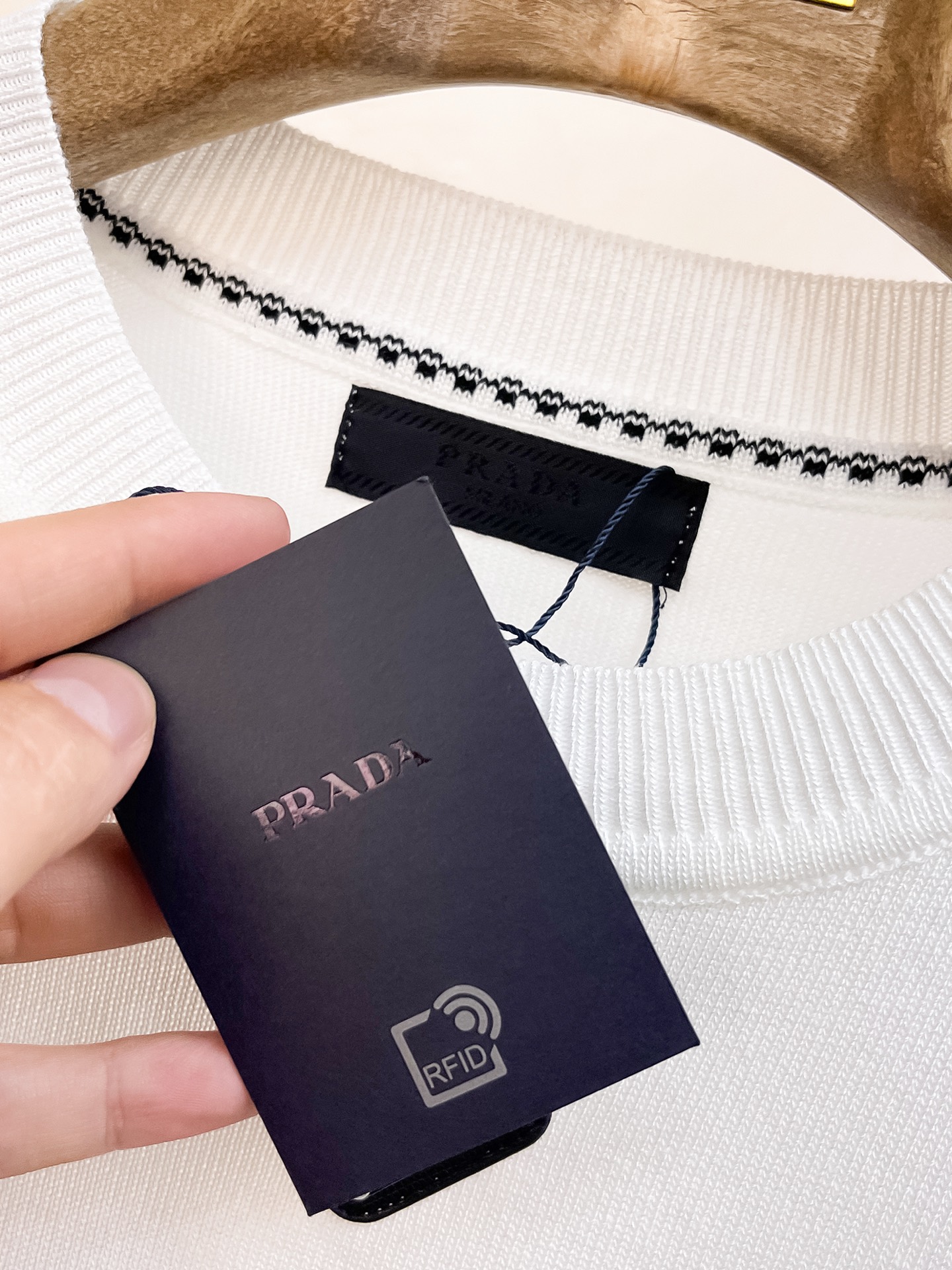 普拉达 2026春夏新品针织短袖，进口针织面料，手感柔软。顶级进口私货，设计潮流短袖针织衫，不失奢华 品