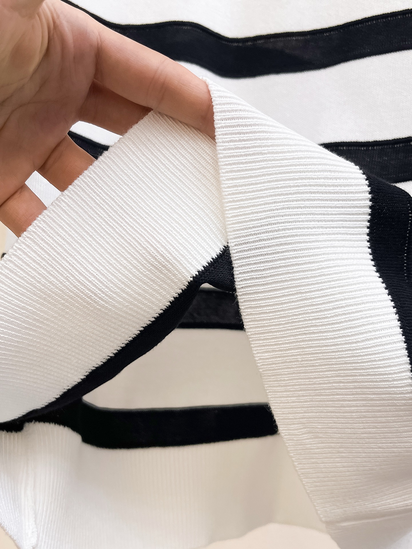 普拉达 2026春夏新品针织短袖，进口针织面料，手感柔软。顶级进口私货，设计潮流短袖针织衫，不失奢华 品