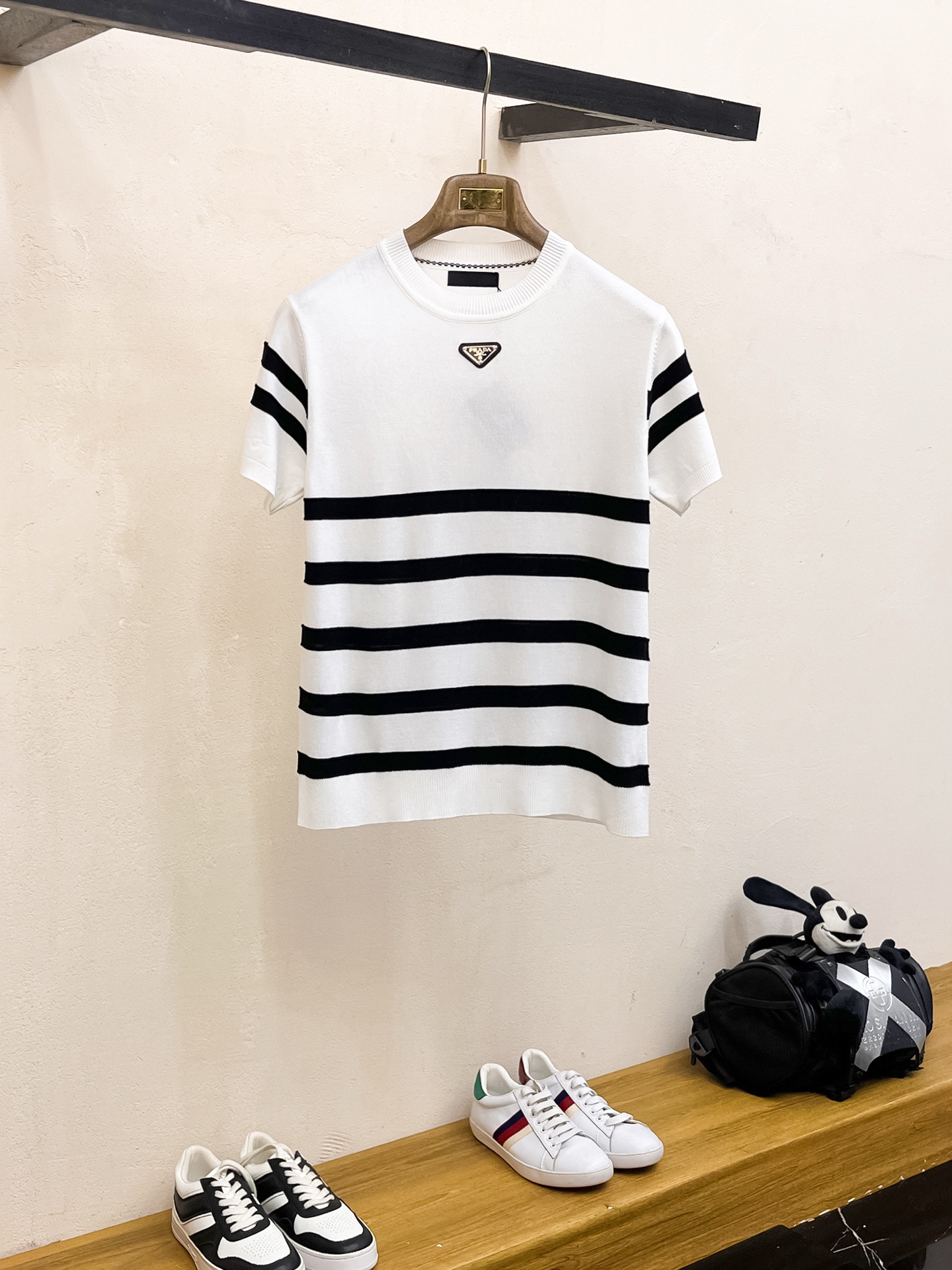 普拉达 2026春夏新品针织短袖，进口针织面料，手感柔软。顶级进口私货，设计潮流短袖针织衫，不失奢华 品