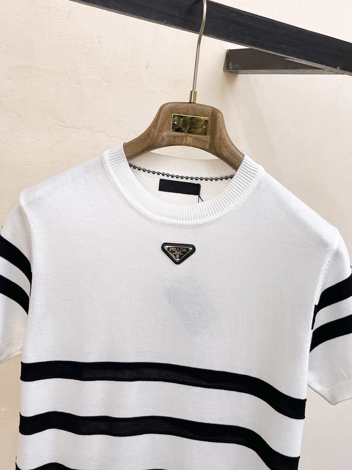 普拉达 2026春夏新品针织短袖，进口针织面料，手感柔软。顶级进口私货，设计潮流短袖针织衫，不失奢华 品