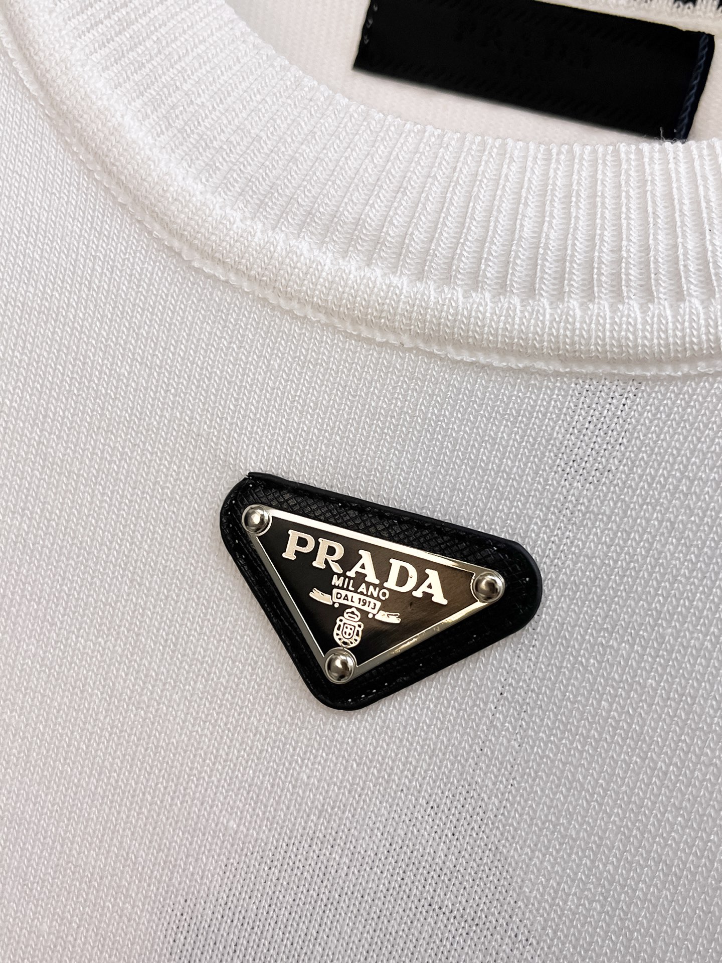 普拉达 2026春夏新品针织短袖，进口针织面料，手感柔软。顶级进口私货，设计潮流短袖针织衫，不失奢华 品