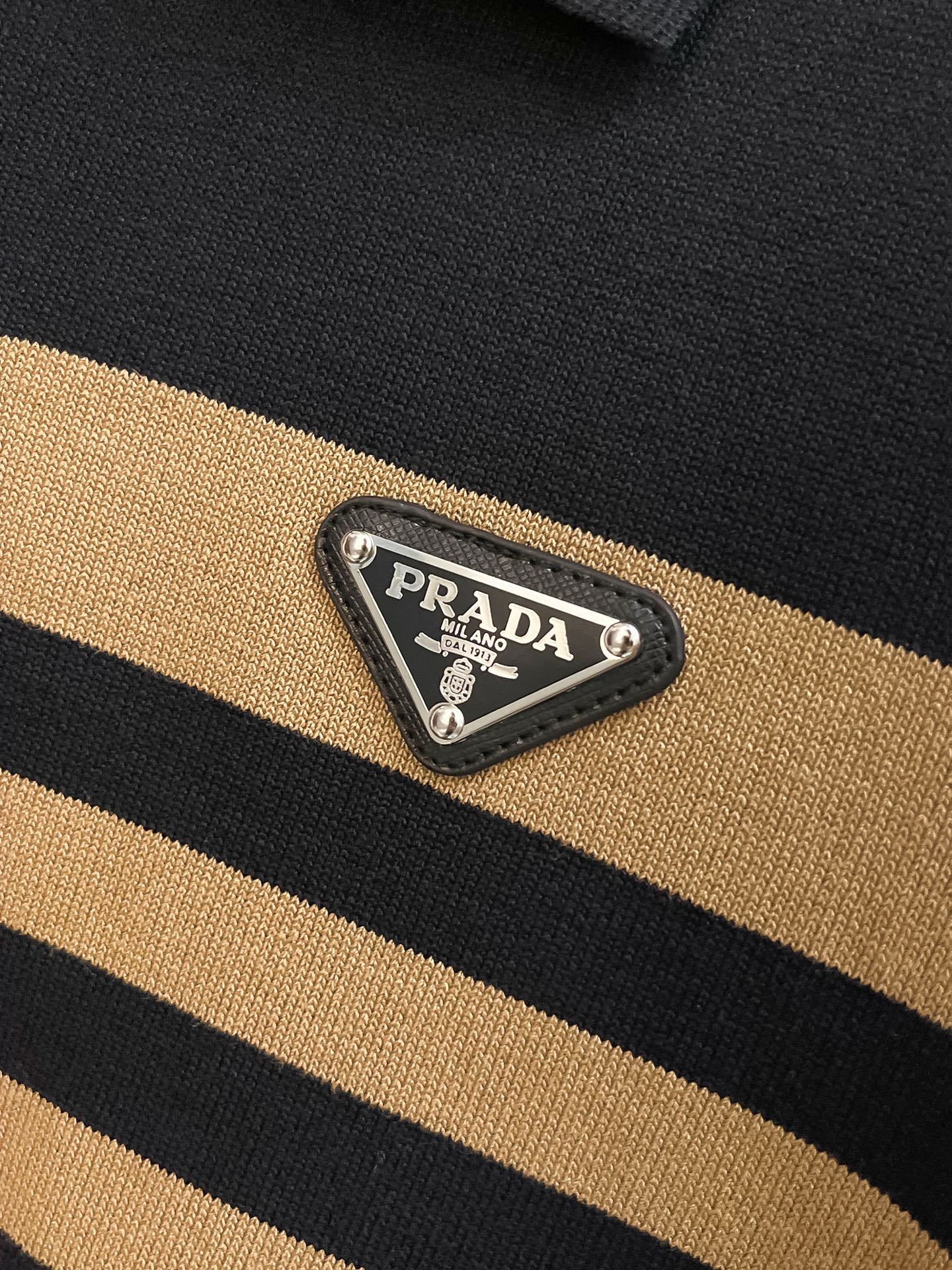 普拉达 2026春夏新品针织短袖，进口针织面料，手感柔软。顶级进口私货，设计潮流短袖针织衫，不失奢华 品