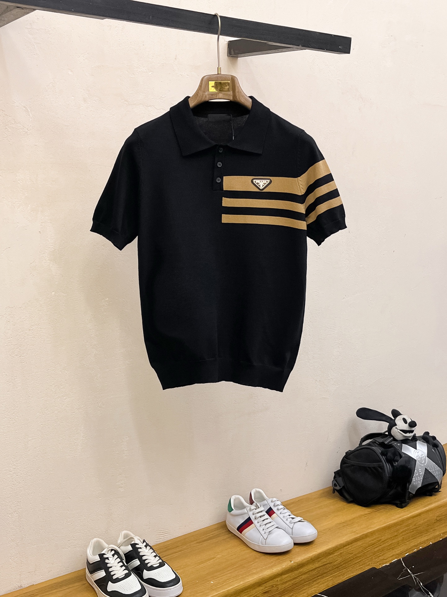 NO:442444,Prada 2025 spring and summer new product knitted short-sleeved, imported knitted fabric, soft touch. Top imported private goods, trendy short-sleeved sweaters, without losing luxury. The quality is unquestionable. The upper body effect is excellent, the same as the luxury official website!  Size M-3XL, prada, T-shirt, alexander wang19860909普拉达 2025春夏新品针织短袖,进口针织面料,手感柔软.顶级进口私货,设计潮流短袖针织衫,不失奢华 品质毋庸置疑 上身效果超赞,奢华官网同款！尺码M-3XL,,prada,T-shirt,alexander wang,Men's clothing