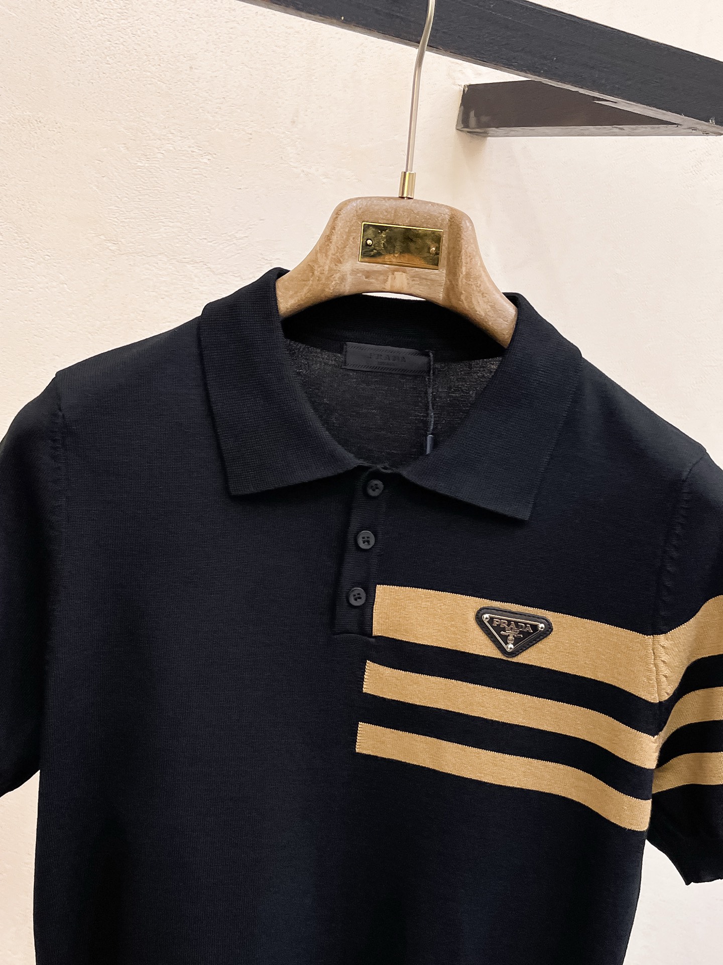 普拉达 2026春夏新品针织短袖，进口针织面料，手感柔软。顶级进口私货，设计潮流短袖针织衫，不失奢华 品