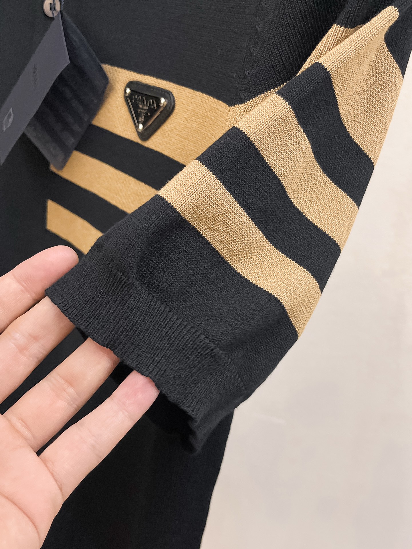 普拉达 2026春夏新品针织短袖，进口针织面料，手感柔软。顶级进口私货，设计潮流短袖针织衫，不失奢华 品