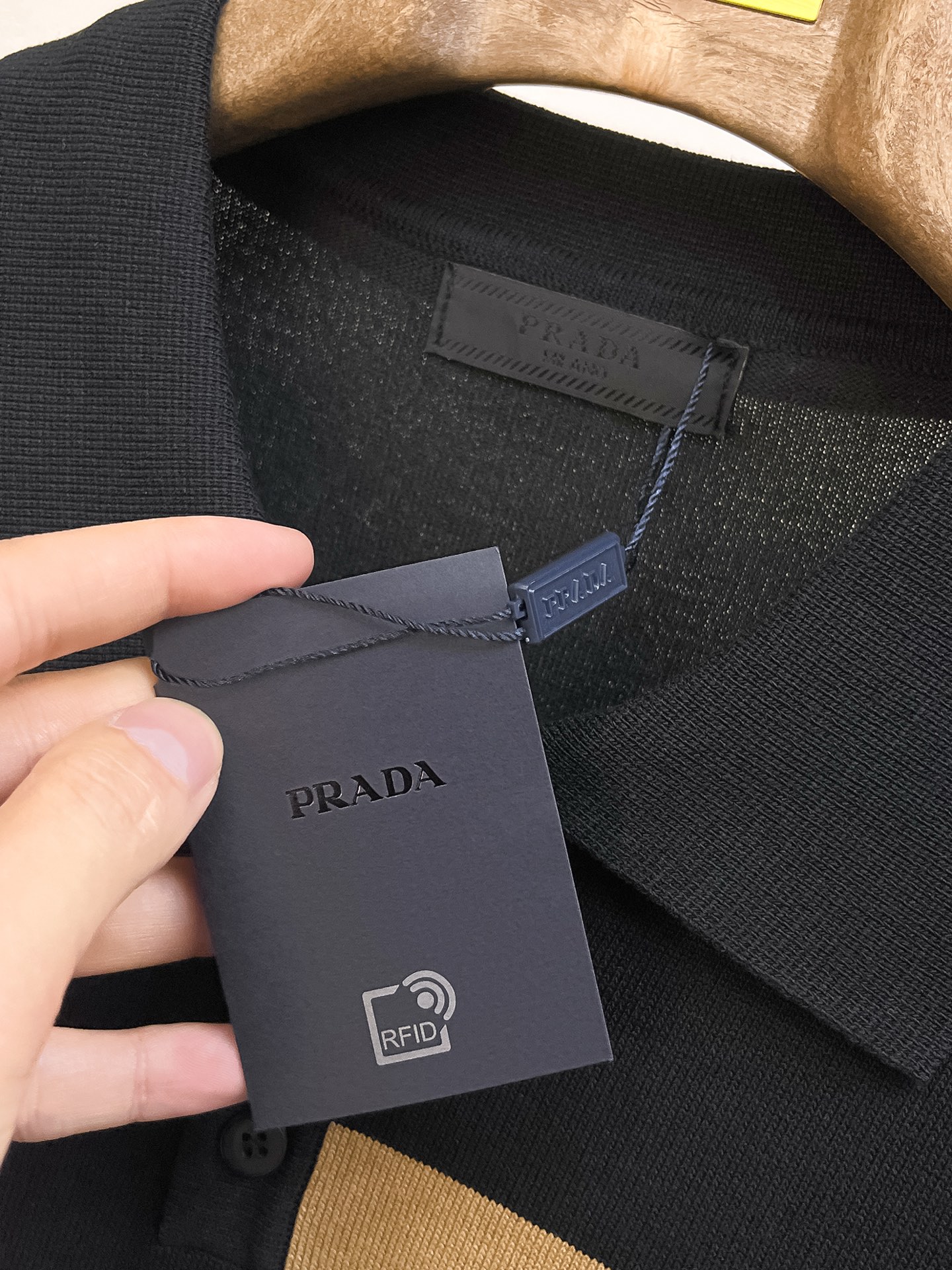 普拉达 2026春夏新品针织短袖，进口针织面料，手感柔软。顶级进口私货，设计潮流短袖针织衫，不失奢华 品