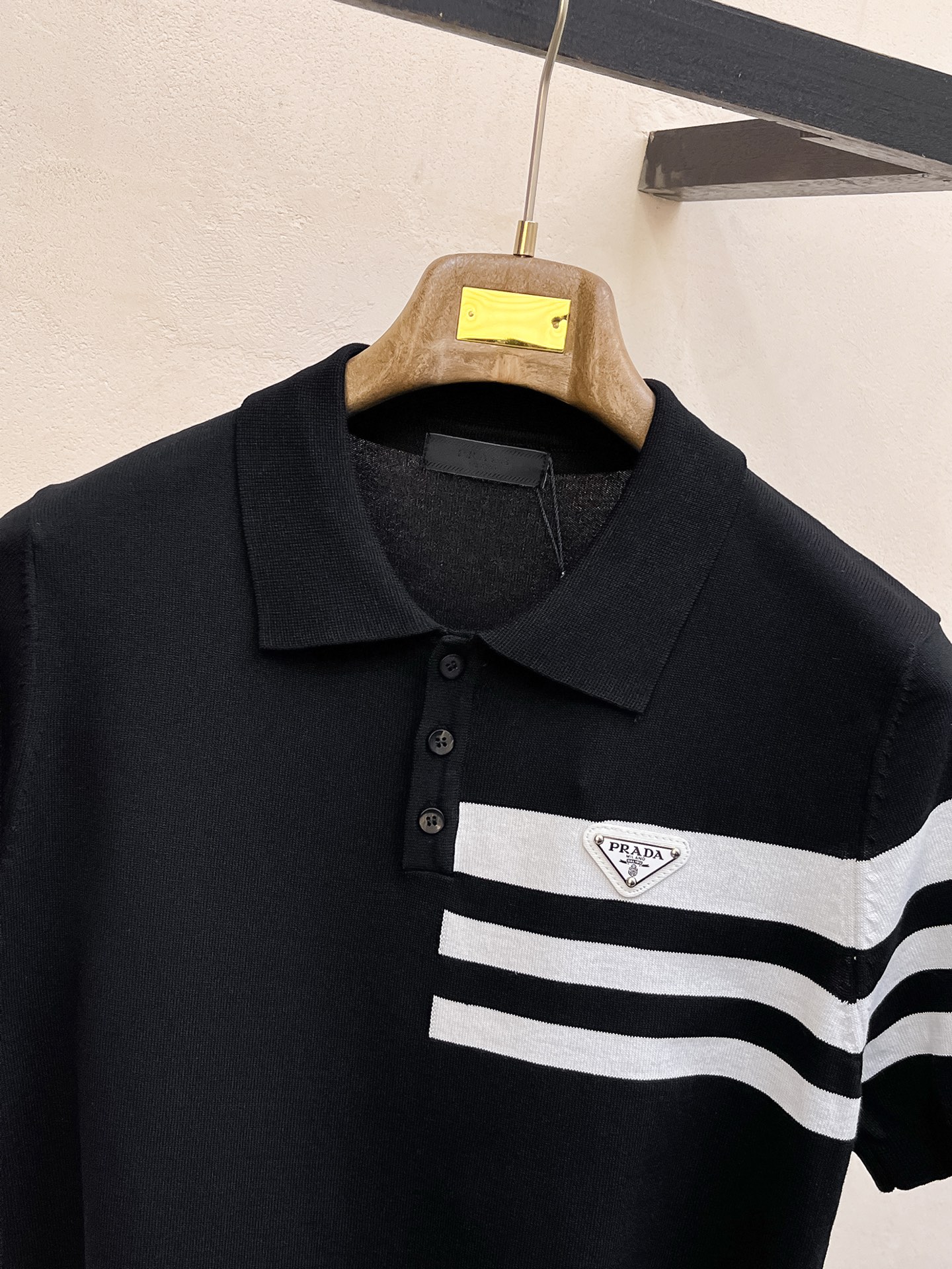 普拉达 2026春夏新品针织短袖，进口针织面料，手感柔软。顶级进口私货，设计潮流短袖针织衫，不失奢华 品