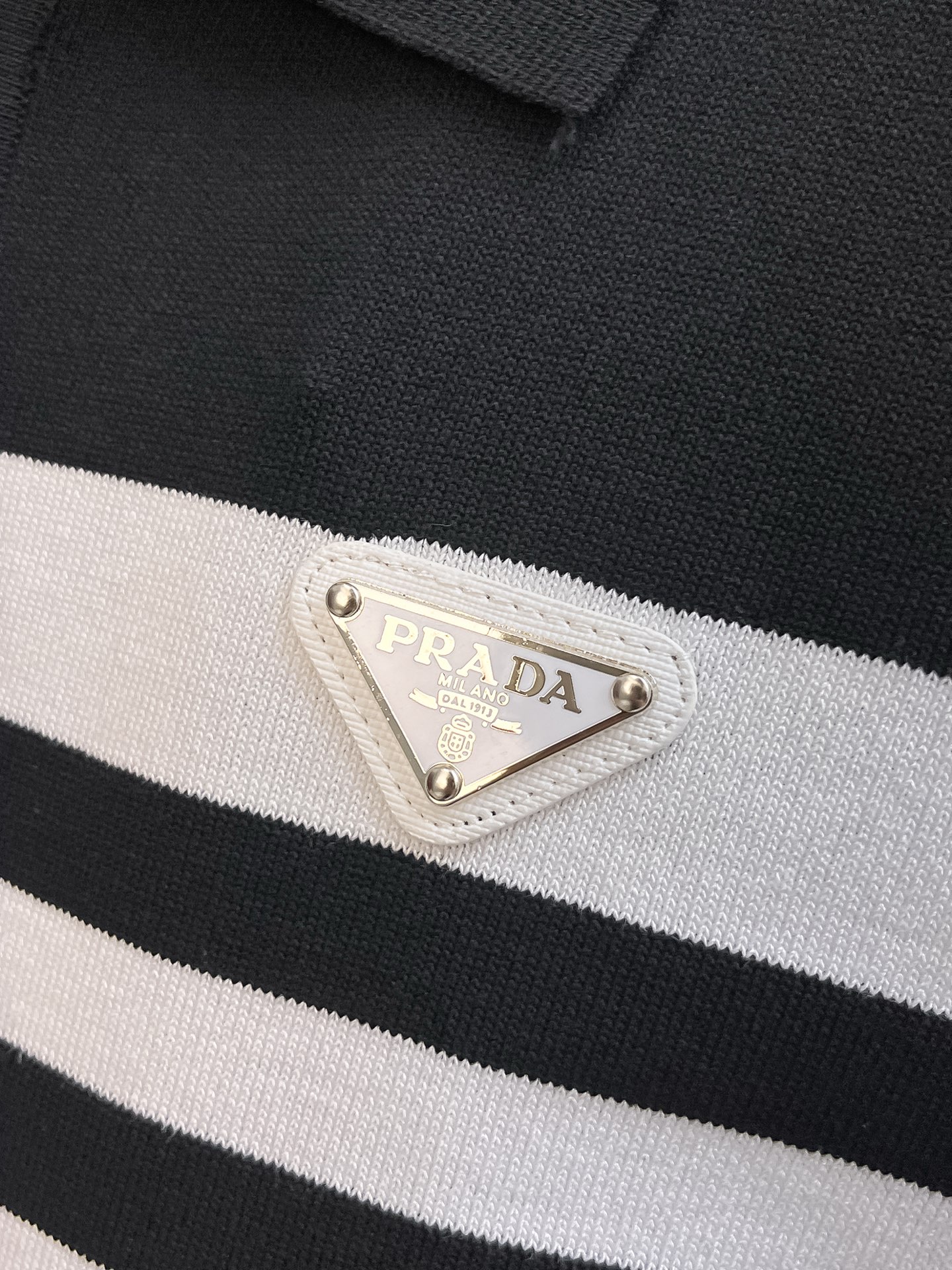 普拉达 2026春夏新品针织短袖，进口针织面料，手感柔软。顶级进口私货，设计潮流短袖针织衫，不失奢华 品