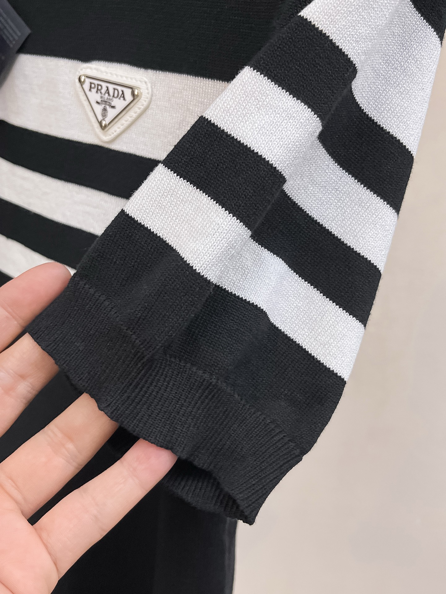 普拉达 2026春夏新品针织短袖，进口针织面料，手感柔软。顶级进口私货，设计潮流短袖针织衫，不失奢华 品