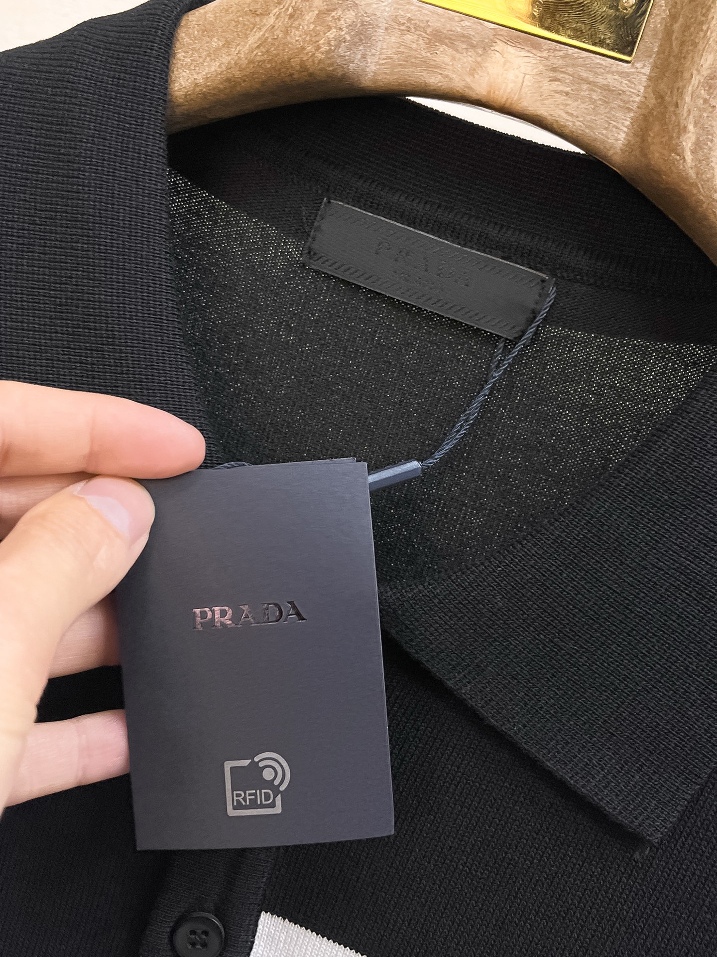 普拉达 2026春夏新品针织短袖，进口针织面料，手感柔软。顶级进口私货，设计潮流短袖针织衫，不失奢华 品