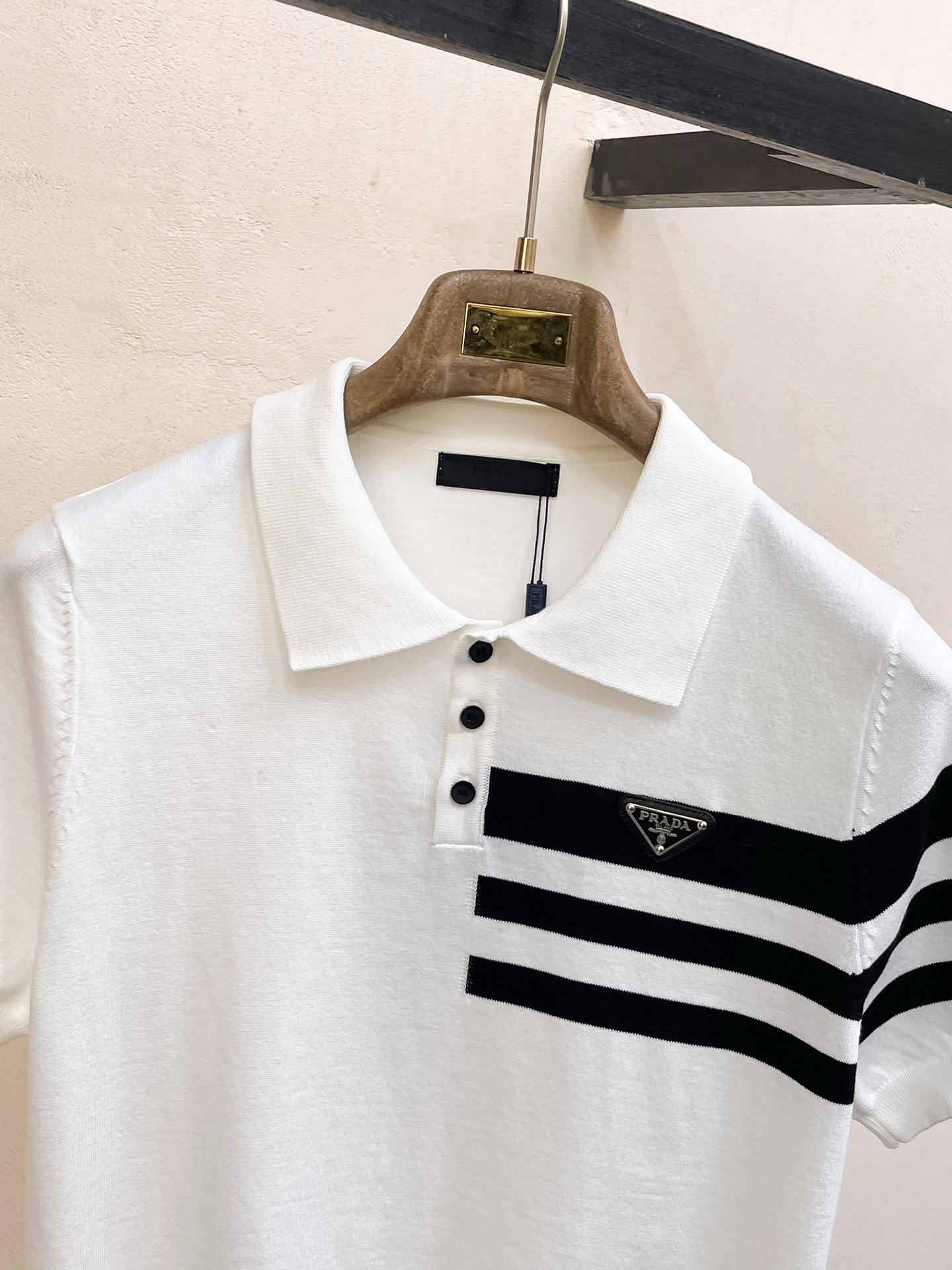 普拉达 2026春夏新品针织短袖，进口针织面料，手感柔软。顶级进口私货，设计潮流短袖针织衫，不失奢华 品